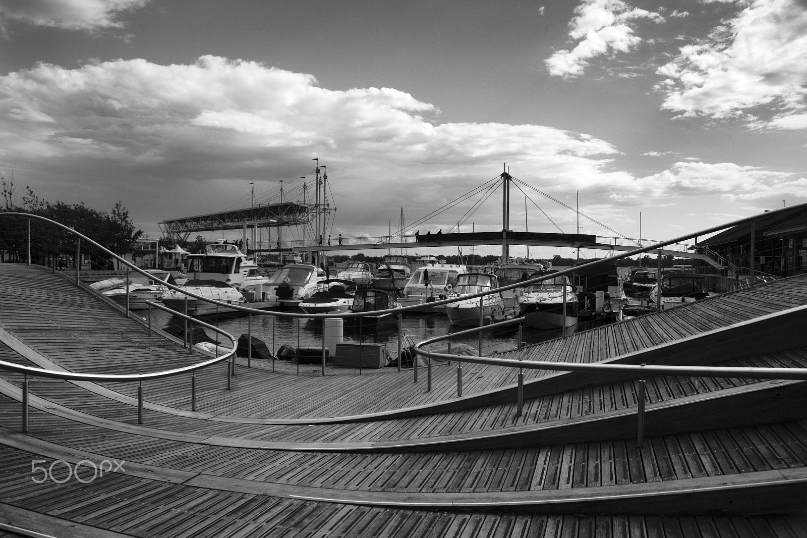 Canon EOS 700D (EOS Rebel T5i / EOS Kiss X7i) sample photo. Abstract boardwalk on the toronto waterfront photography