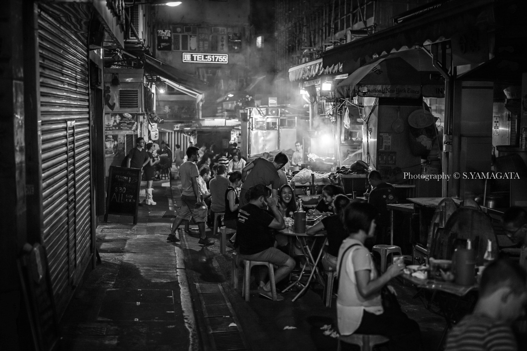 Sony Planar T* FE 50mm F1.4 ZA sample photo. Street restaurant photography