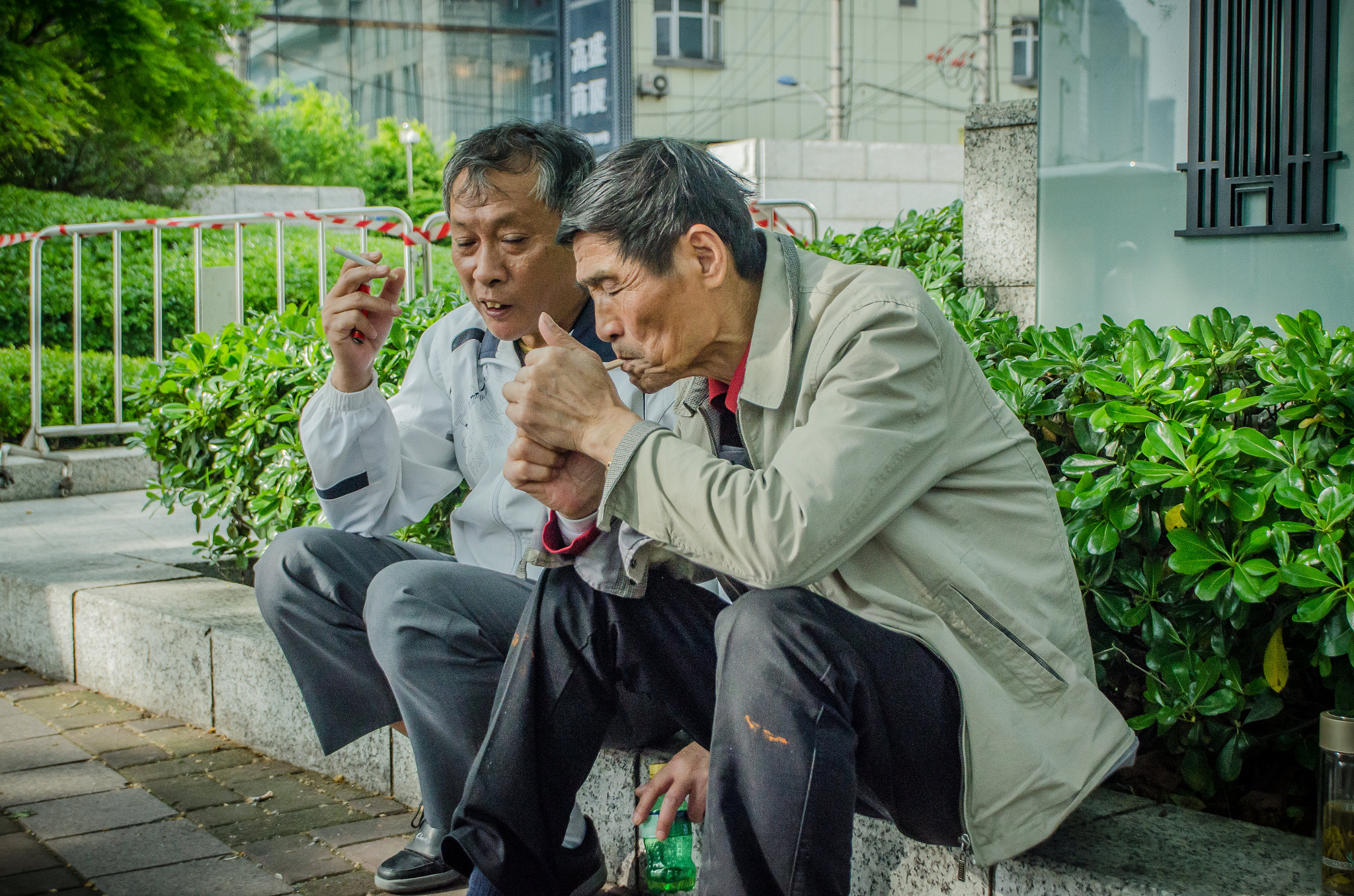 Sigma 17-35mm F2.8-4 EX Aspherical sample photo. Smoking friends photography