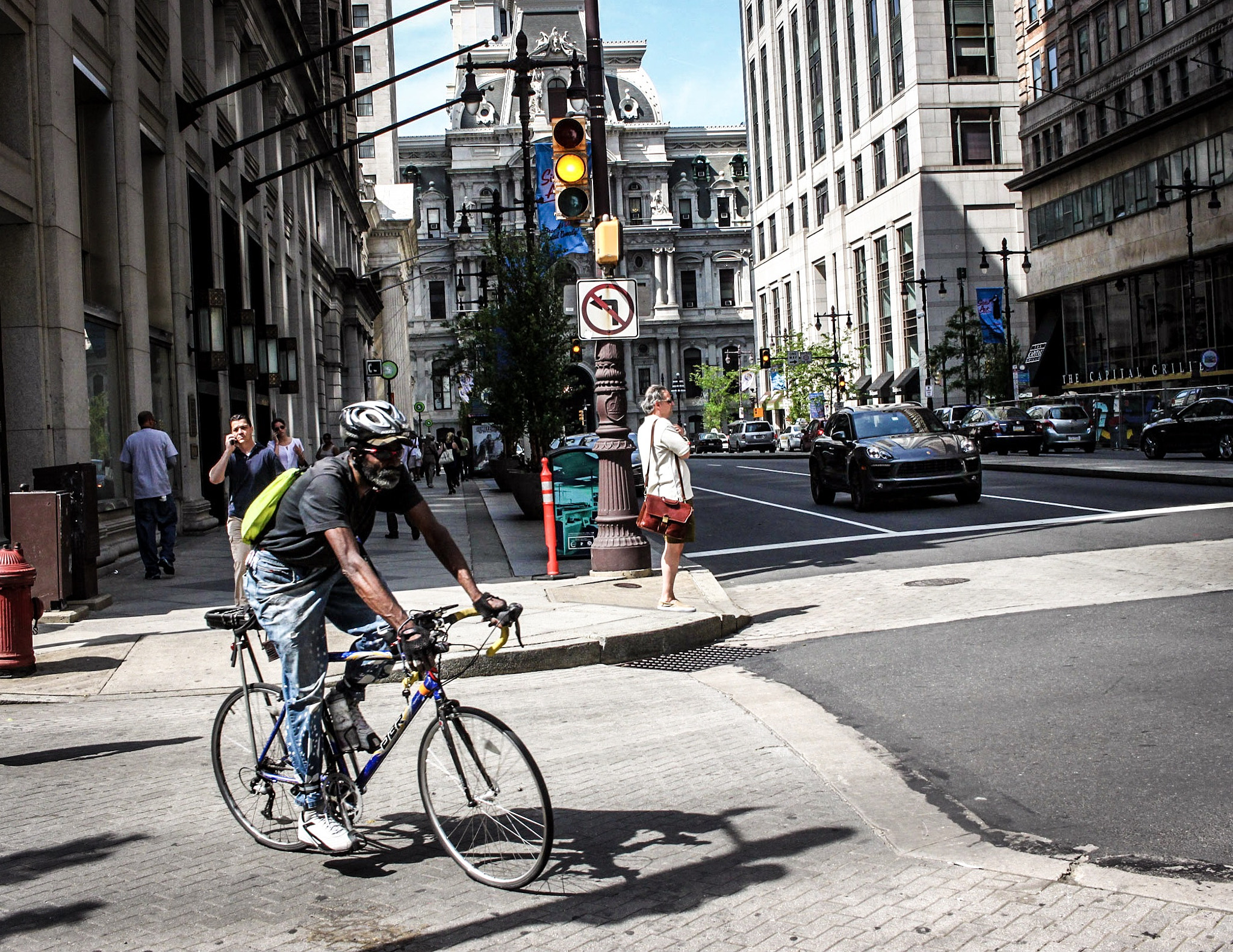 Canon EF-S 24mm F2.8 STM sample photo. Traffic photography
