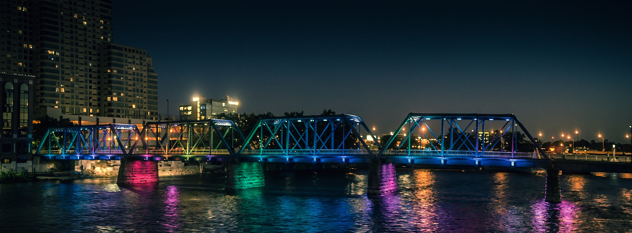 Sony SLT-A77 + Sony DT 35mm F1.8 SAM sample photo. Blue bridge in grand rapids, mi photography