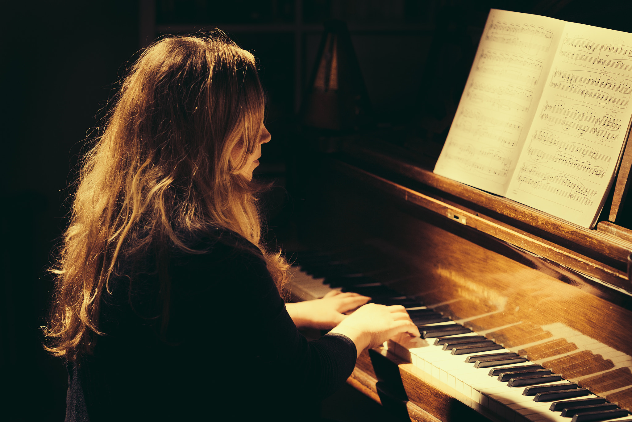 ZEISS Batis 85mm F1.8 sample photo. Playing piano golden light photography