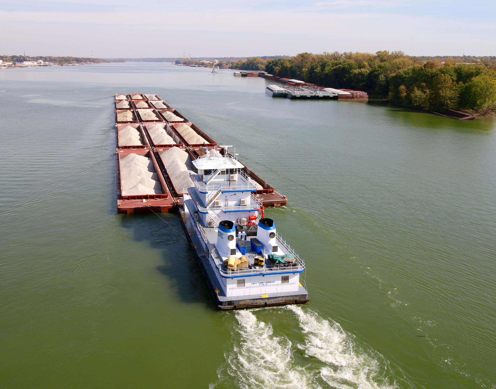 Canon EF-S 10-18mm F4.5–5.6 IS STM sample photo. Tug boat and barge on the ohio river photography