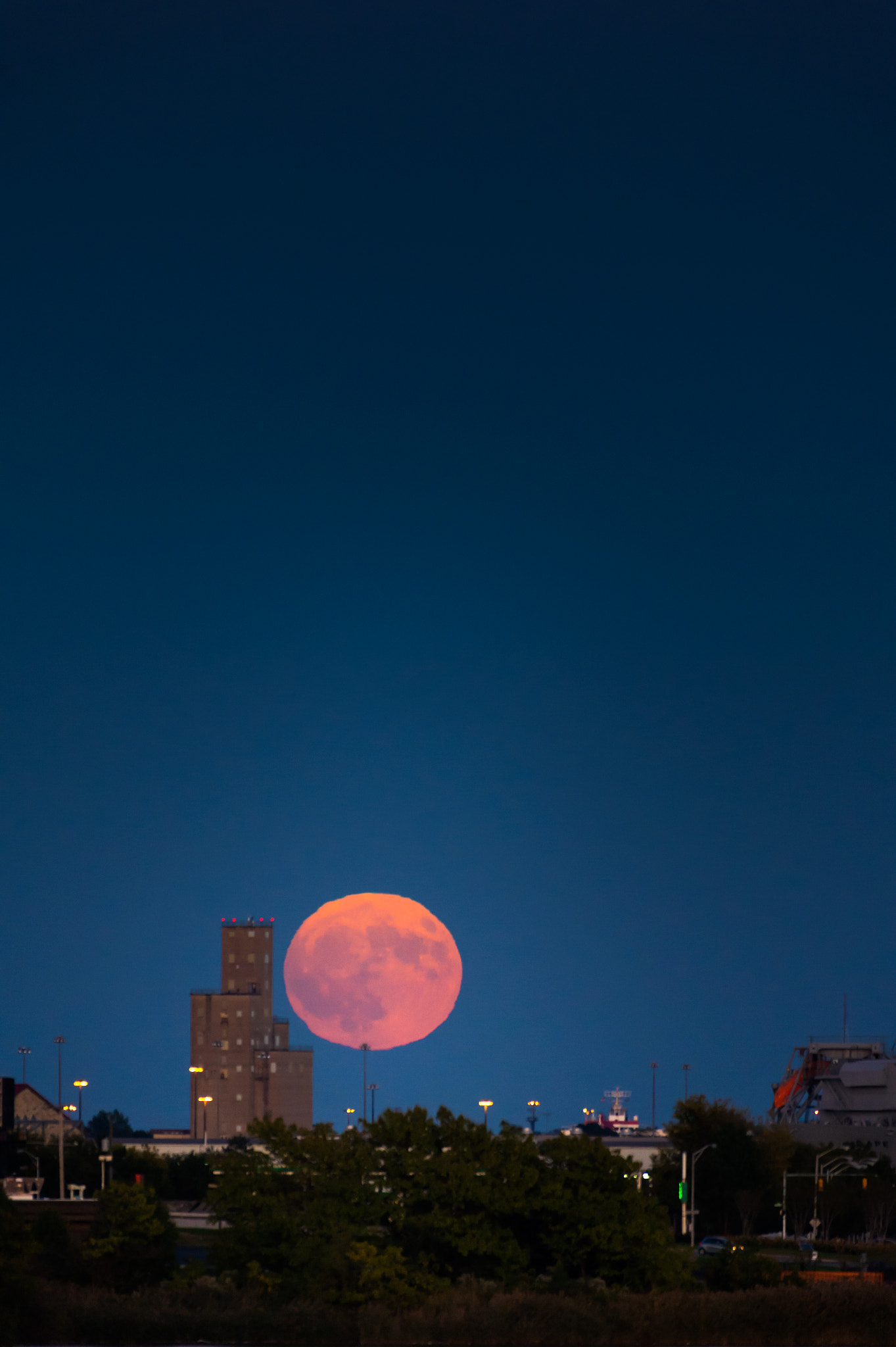 Nikon AF-S Nikkor 200-500mm F5.6E ED VR sample photo. Moonrise over the middle branch, baltimore, maryland. photography