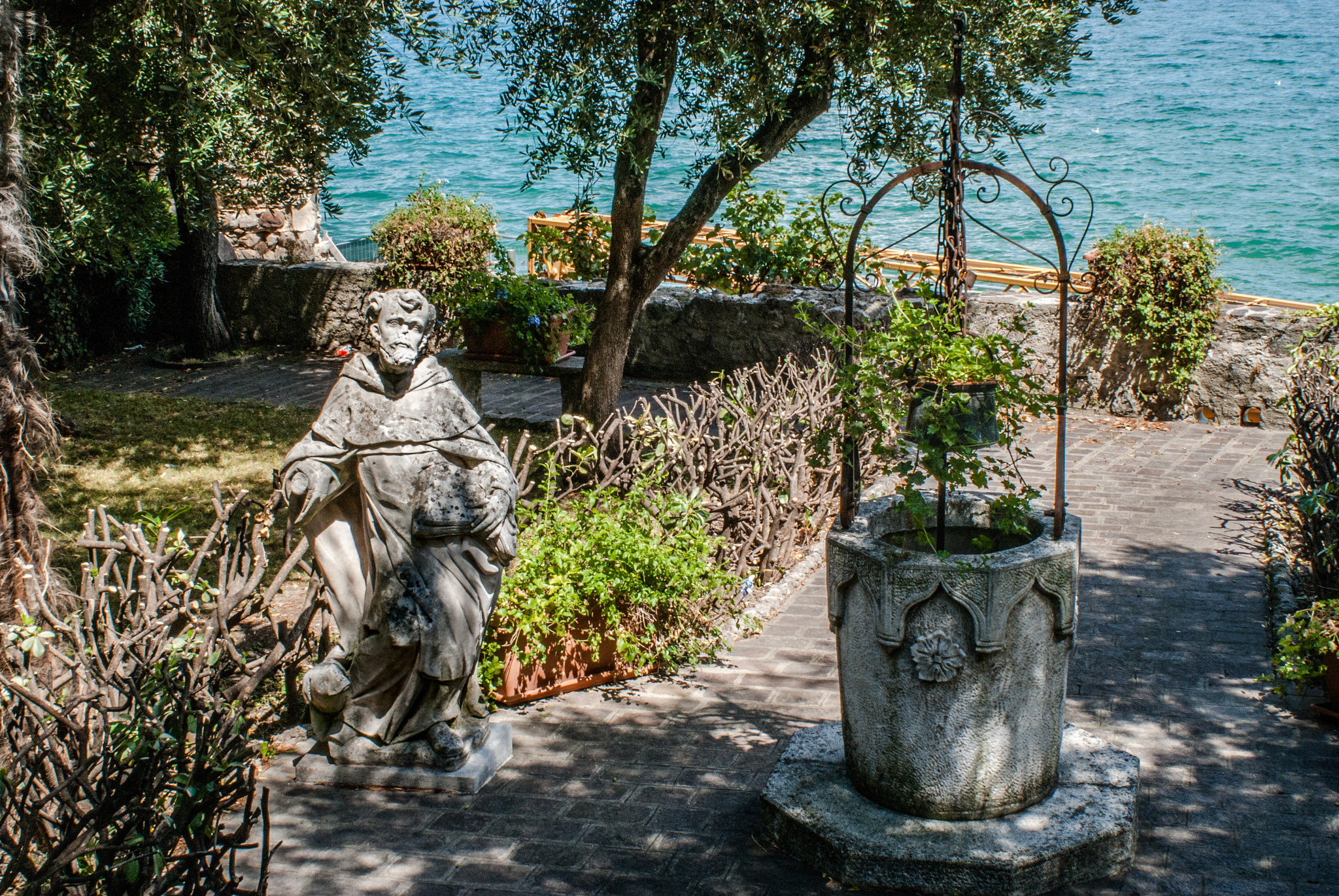 Sony Alpha DSLR-A230 + Minolta AF 28-100mm F3.5-5.6 (D) sample photo. Park in sirmione photography