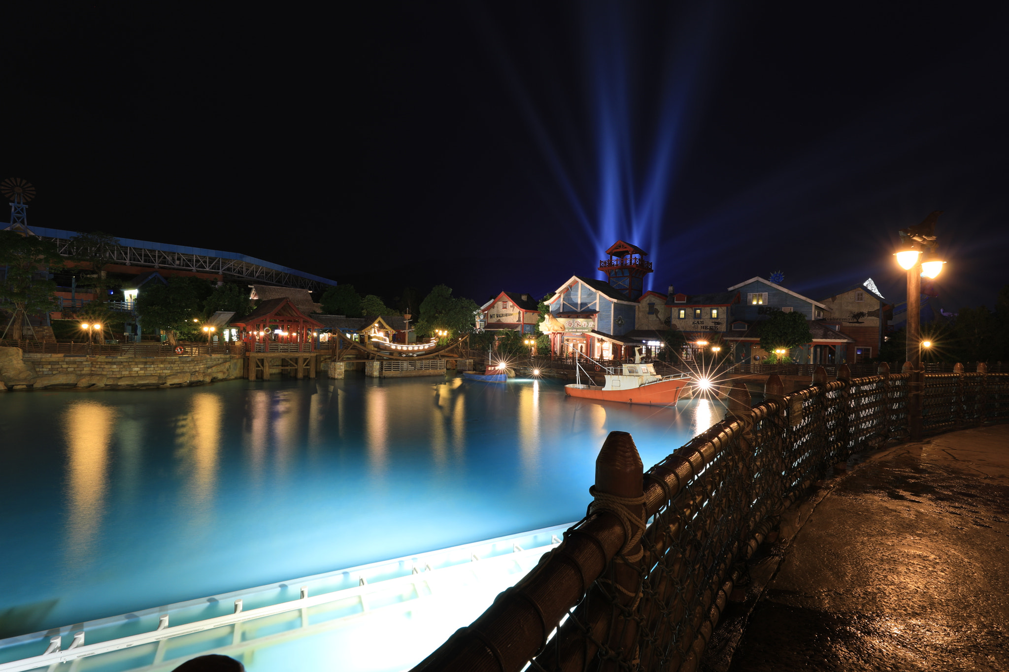 Canon EF 16-35mm F2.8L III USM sample photo. Zoo  at night, more intersting than the day photography