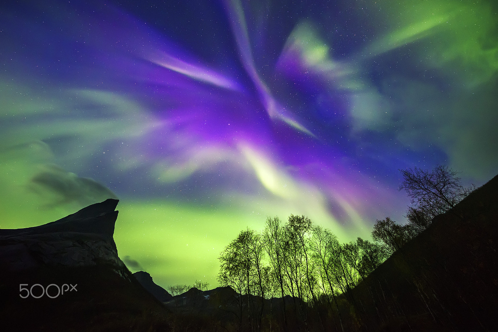 Canon EF 11-24mm F4L USM sample photo. Aurora over stetind photography