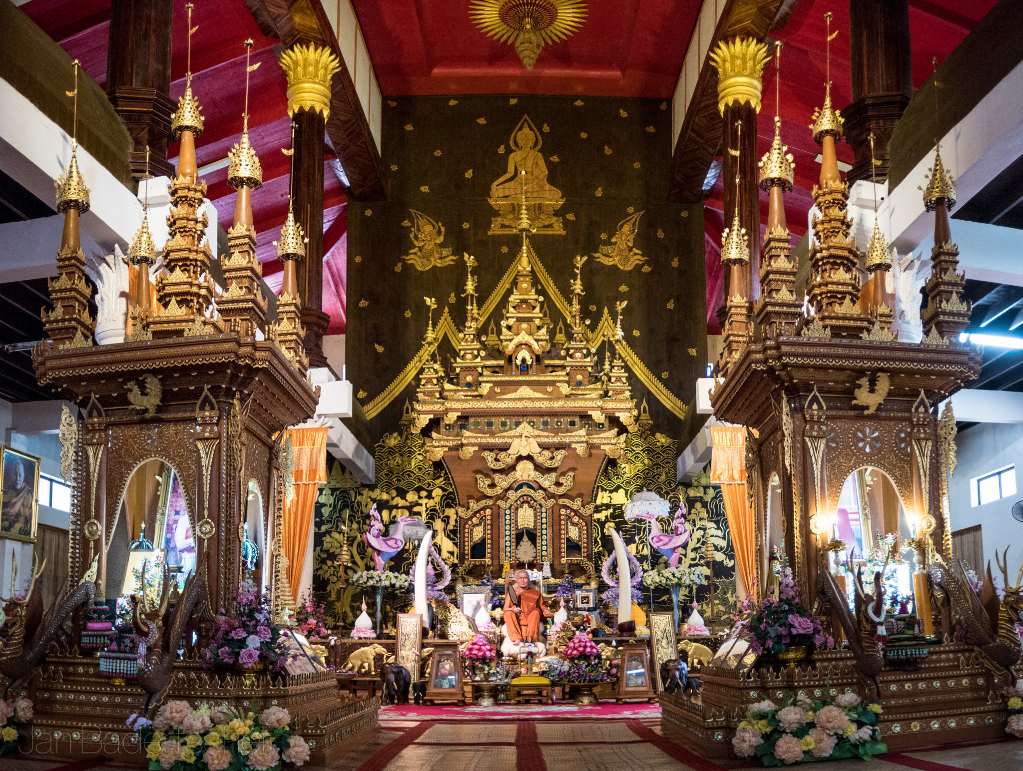 Samsung NX 16-50mm F2.0-2.8 S ED OIS sample photo. Wang wiwekaram shrine photography