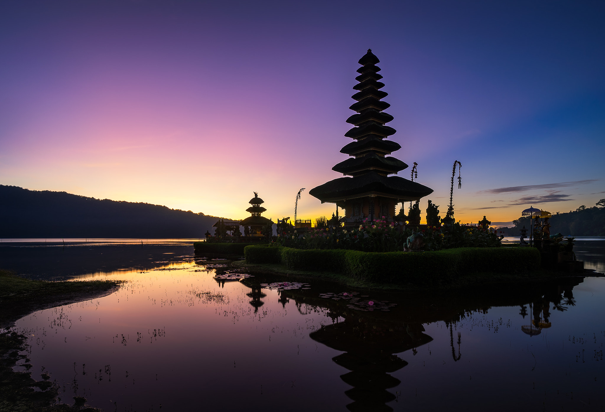 Sony a7 + ZEISS Batis 18mm F2.8 sample photo. Sunrise over lake bratan photography