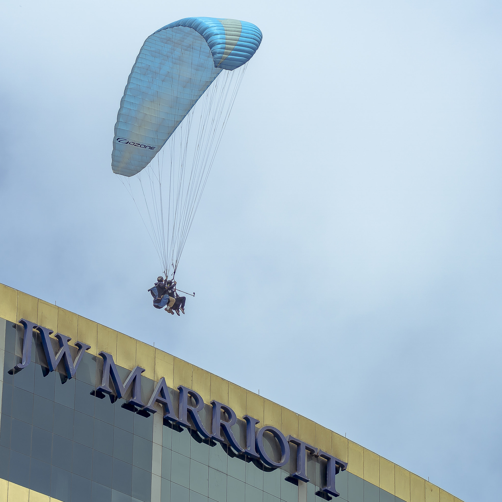 Sony ILCA-77M2 + Sony 70-400mm F4-5.6 G SSM sample photo. Flying to the marriott photography