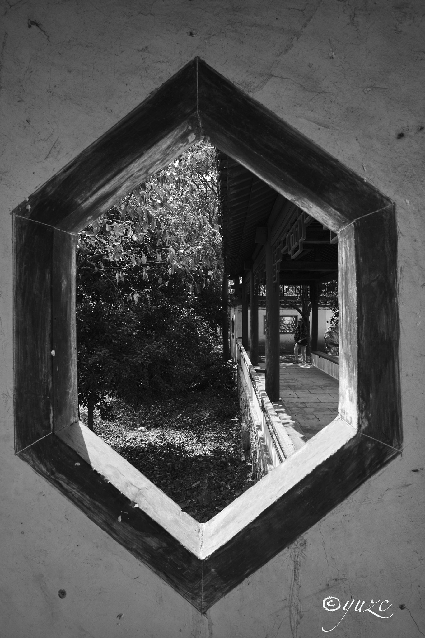 Leica Summilux-M 21mm F1.4 Asph sample photo. Windows photography