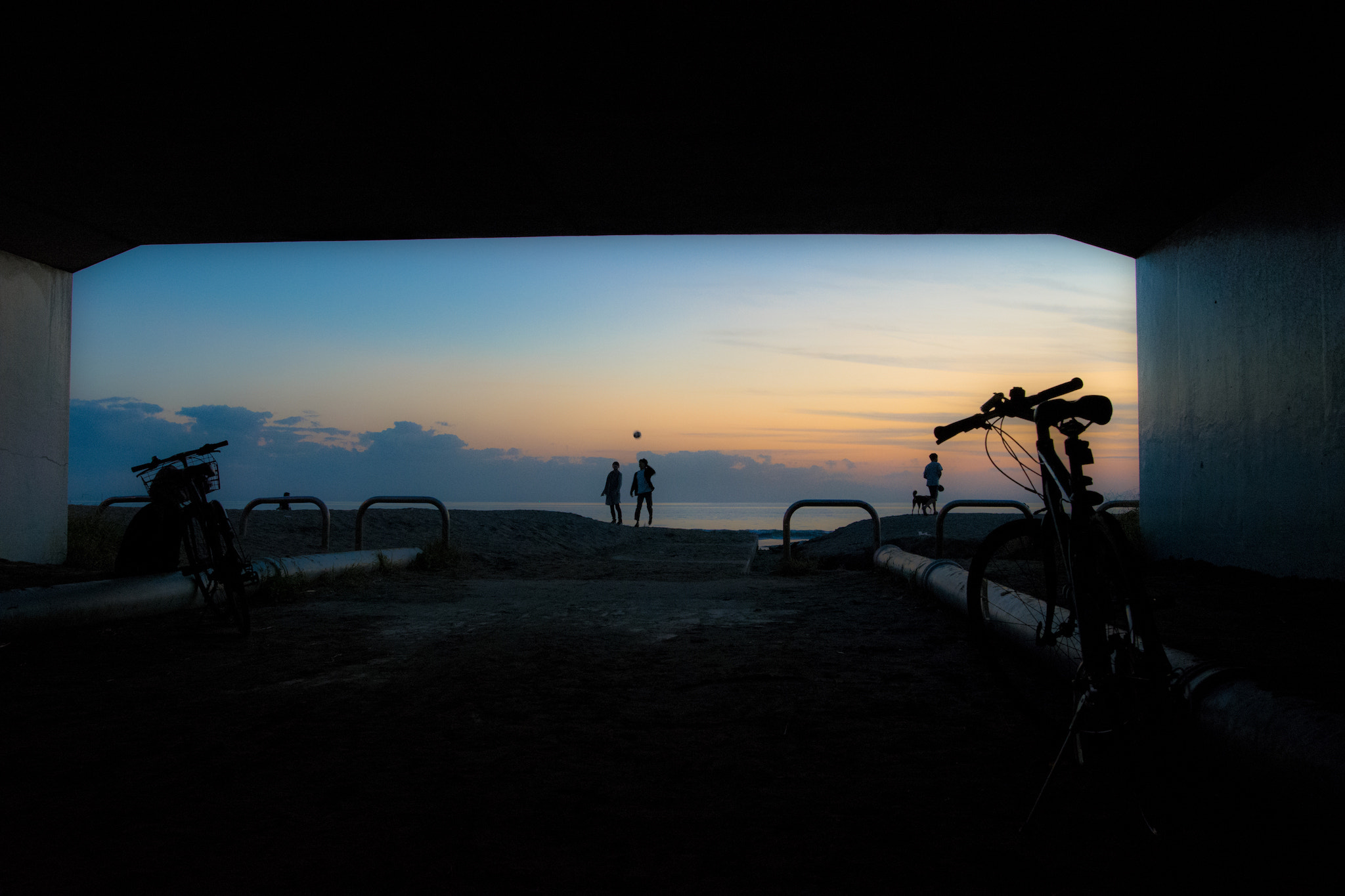 Nikon D7200 + Nikon AF-S Nikkor 20mm F1.8G ED sample photo. Underpass to beach photography