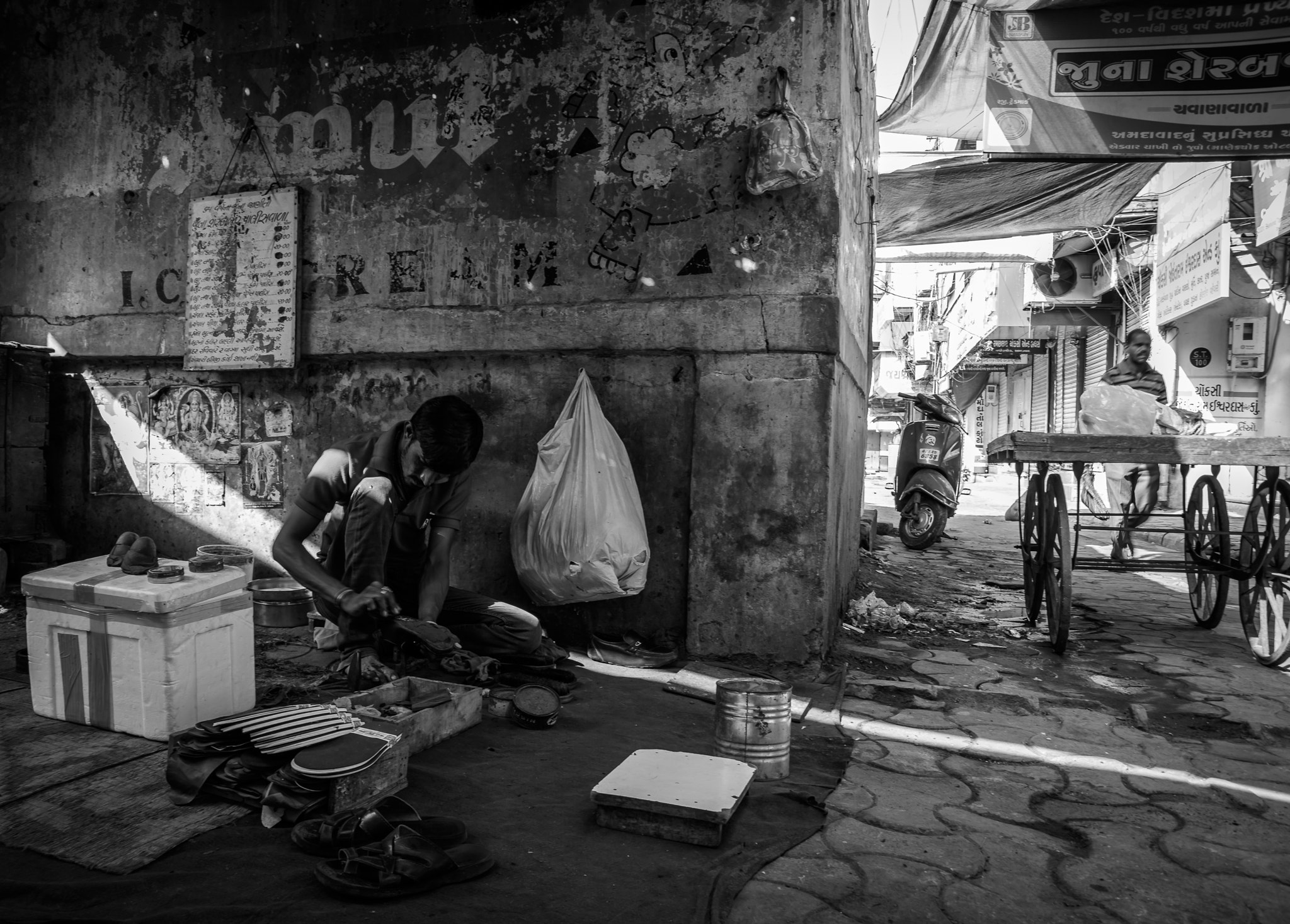 Nikon AF Nikkor 24-85mm F2.8-4D IF sample photo. Shoe cobbler photography