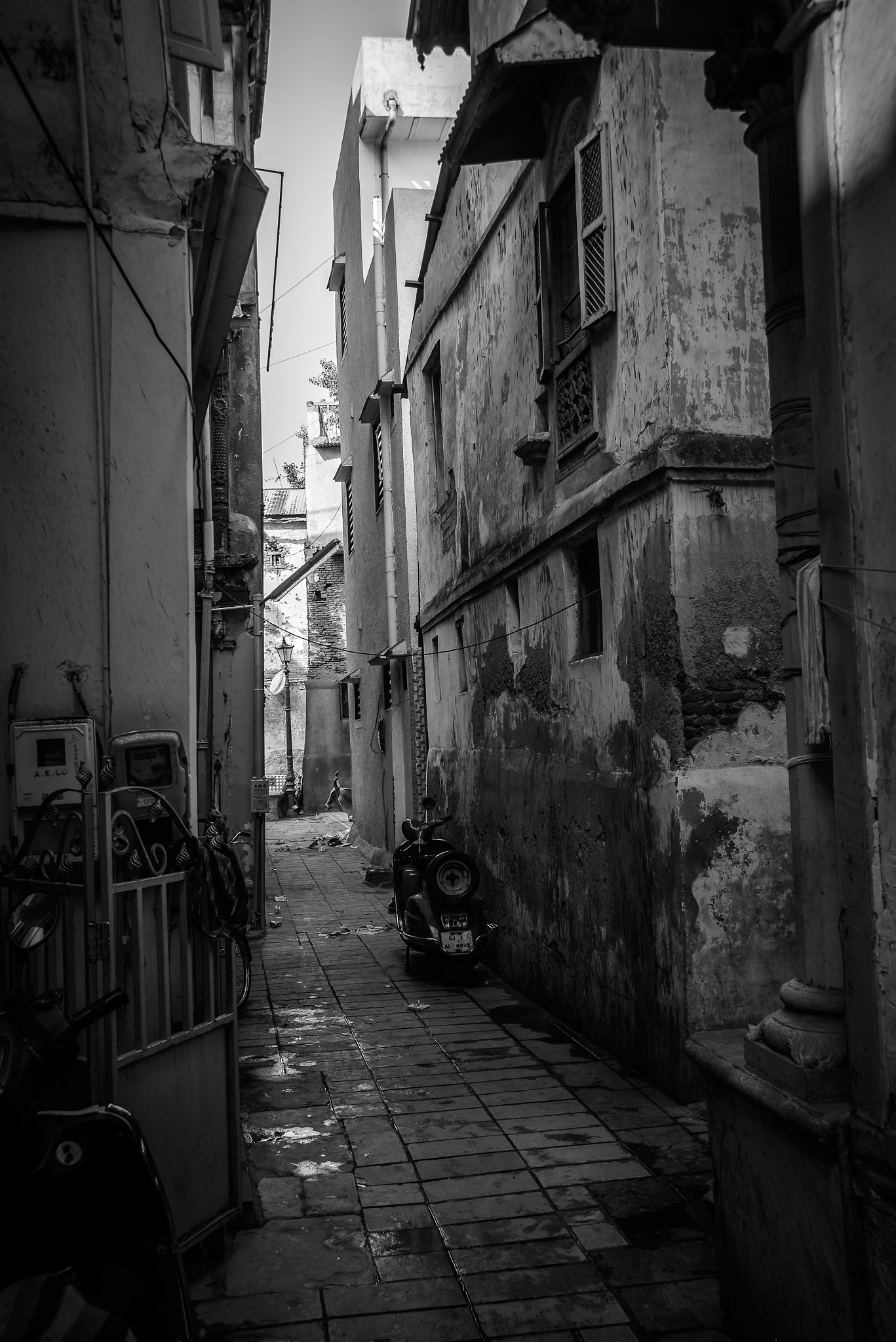 Nikon AF Nikkor 24-85mm F2.8-4D IF sample photo. Narrow lanes photography
