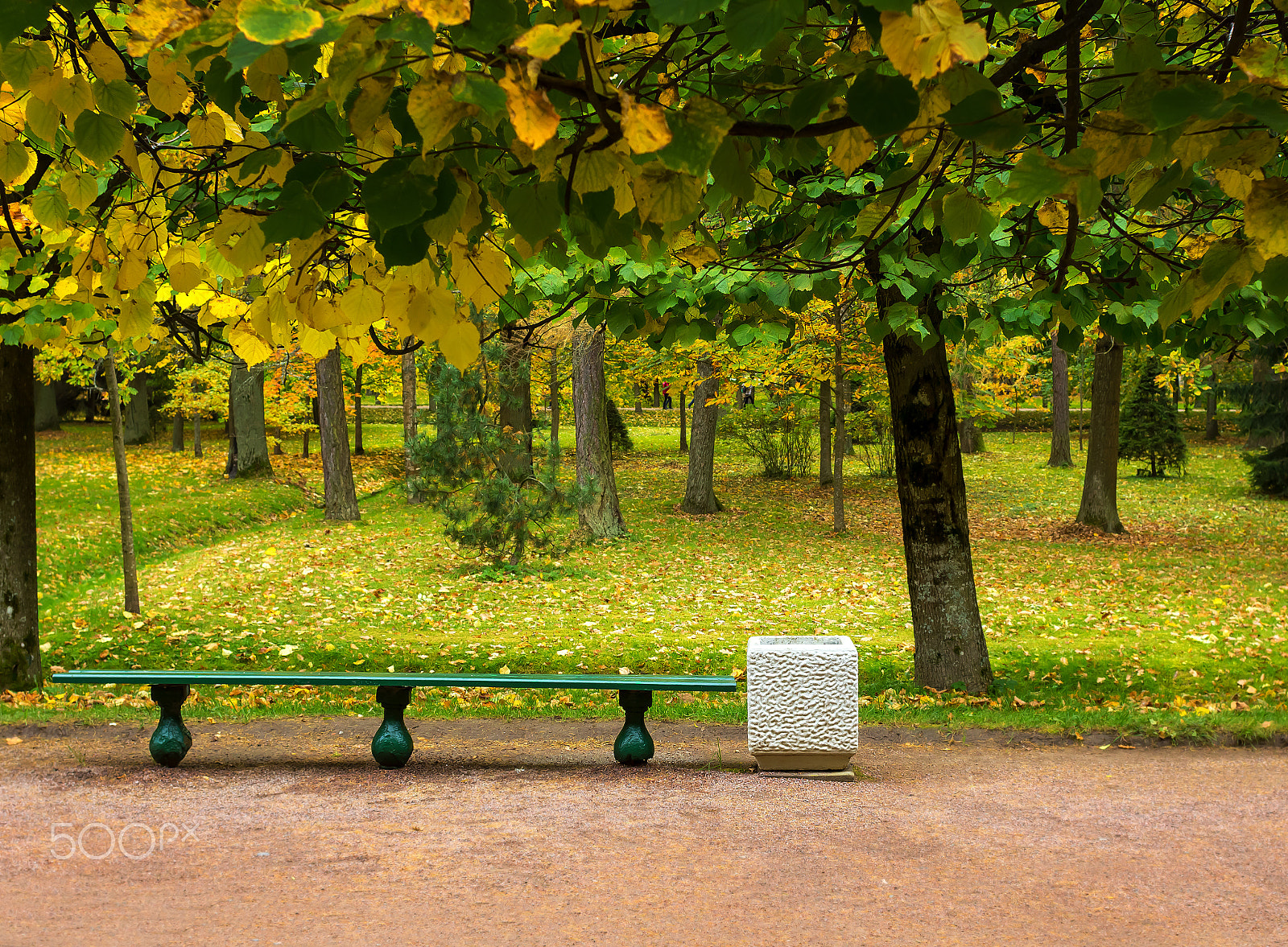 Canon EOS 600D (Rebel EOS T3i / EOS Kiss X5) + Canon EF 28mm F1.8 USM sample photo. A bench in the autumn park photography