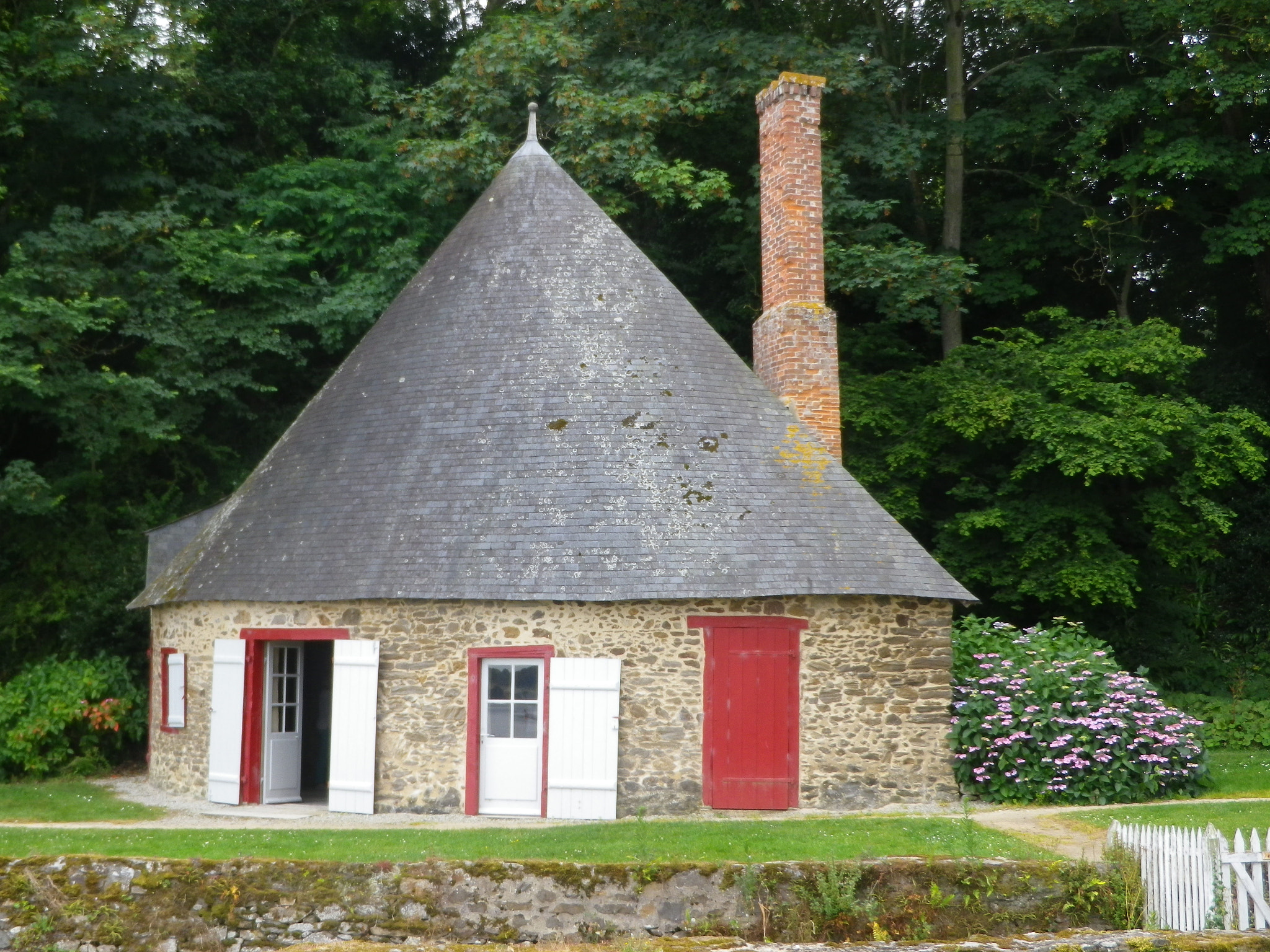 Pentax Optio RZ18 sample photo. Maison ronde. photography