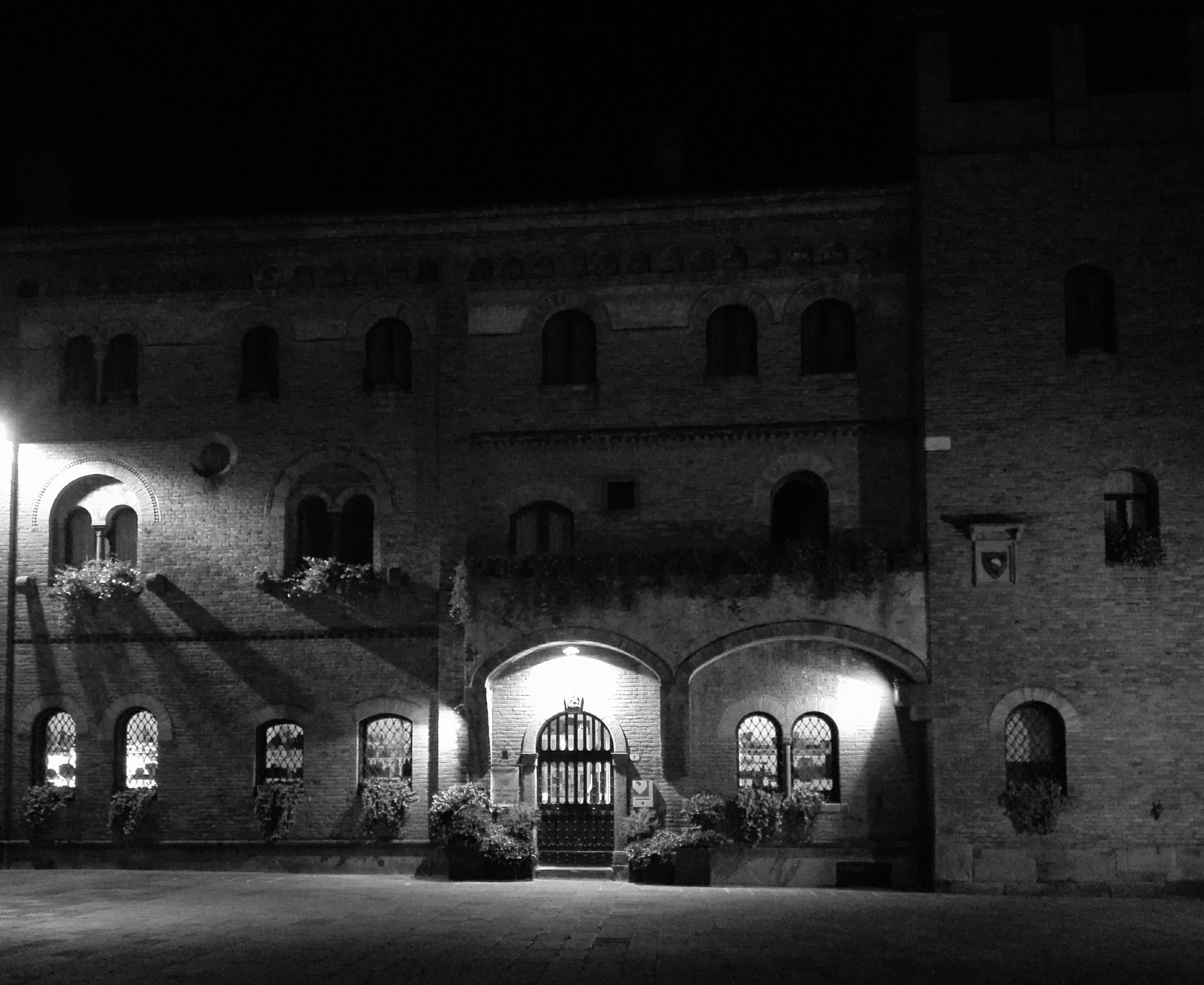 HUAWEI H60-L04 sample photo. Walk by night photography