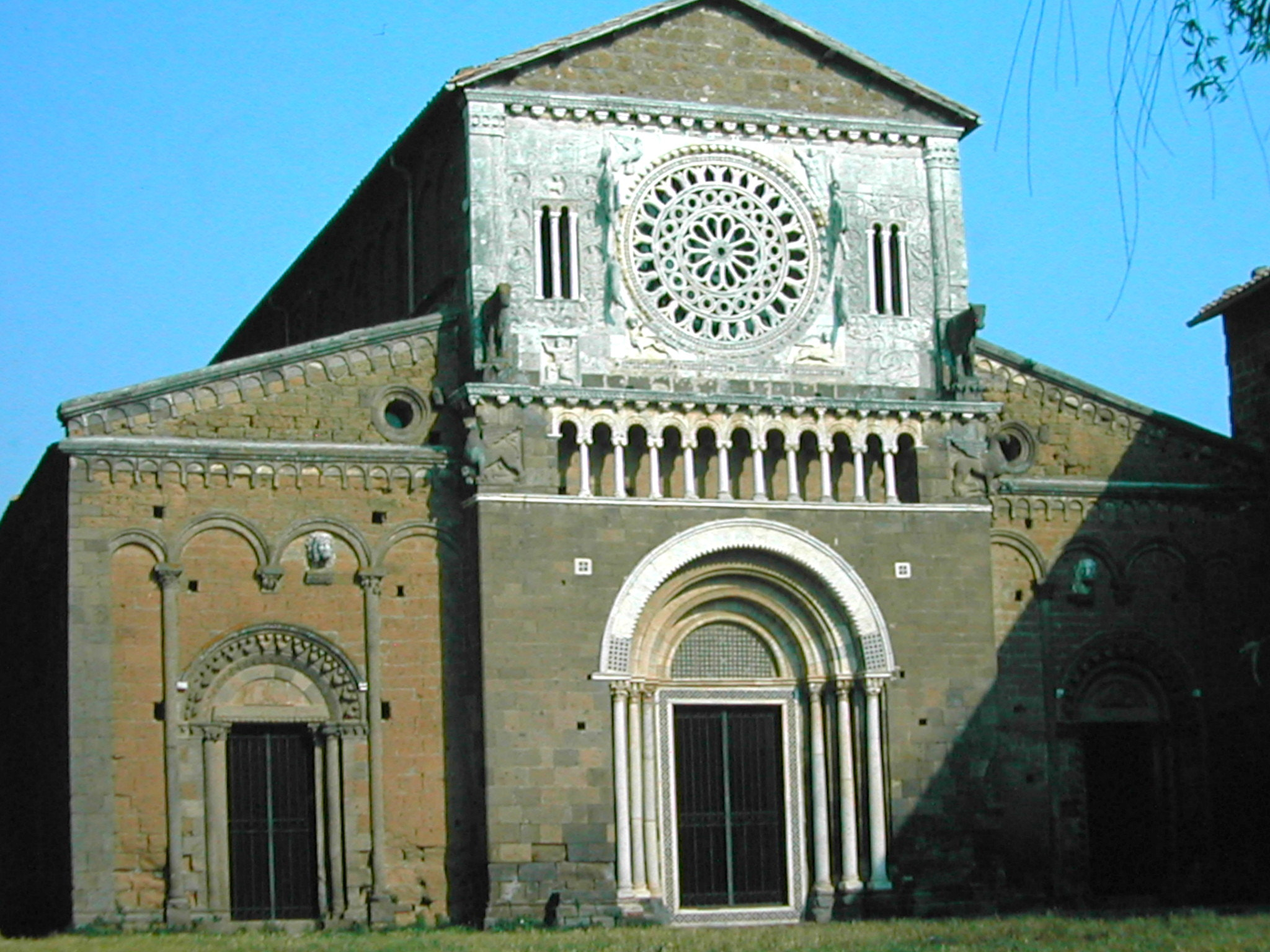 Nikon E885 sample photo. 1982 tuscania e chiesa s.pietro photography