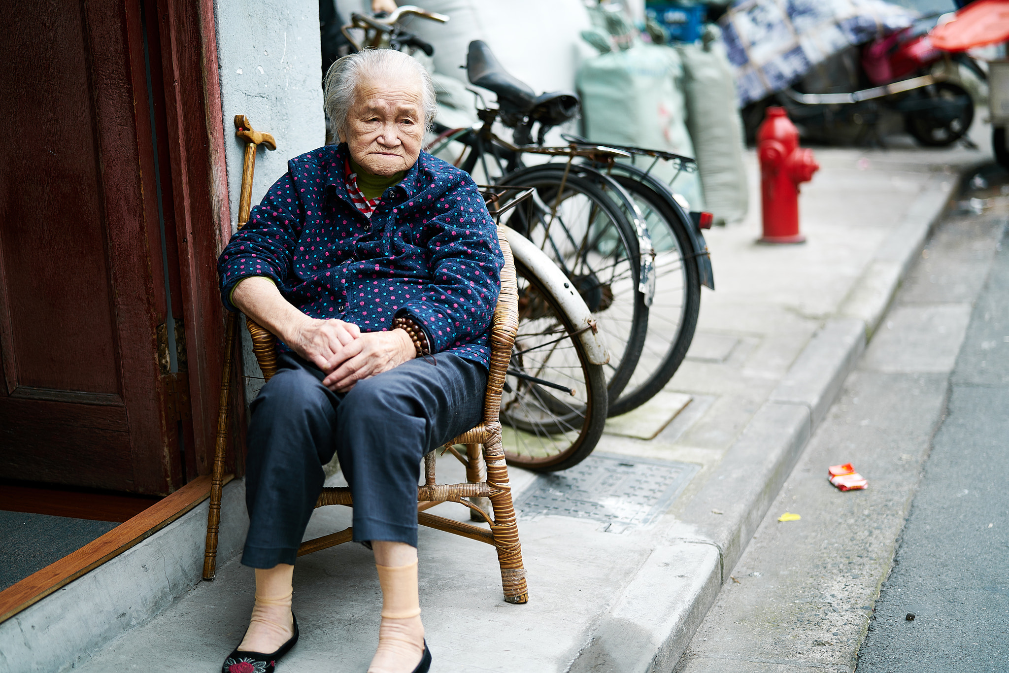 Sony a7R II + Sony Planar T* FE 50mm F1.4 ZA sample photo. Street vendors and people of shanghai, china photography