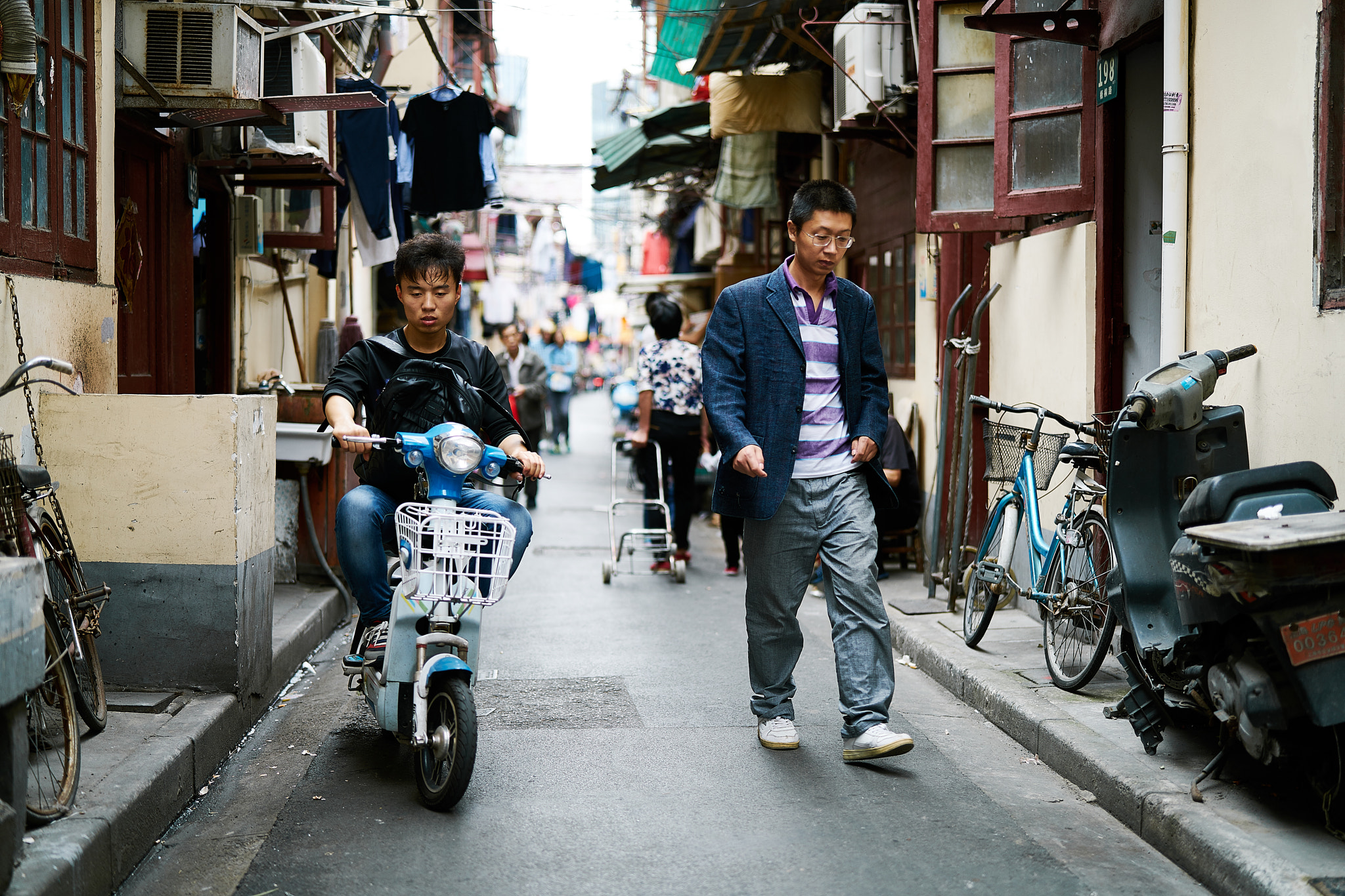 Sony a7R II + Sony Planar T* FE 50mm F1.4 ZA sample photo. Street vendors and people of shanghai, china photography