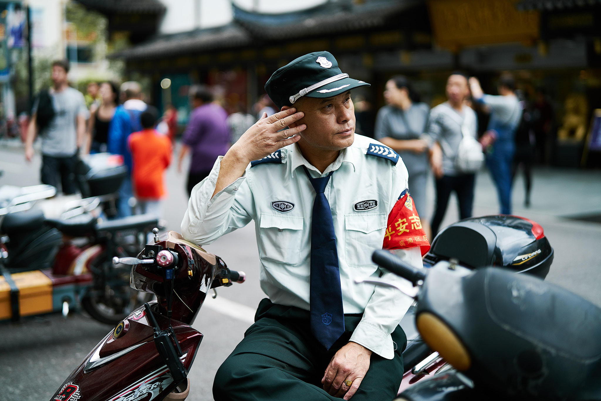 Sony a7R II + Sony Planar T* FE 50mm F1.4 ZA sample photo. Street vendors and people of shanghai, china photography