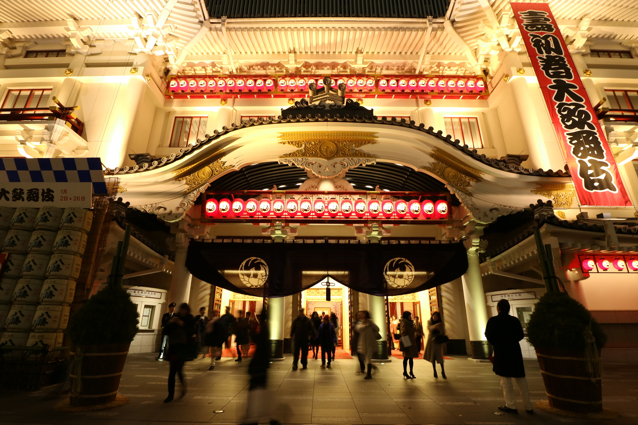 Canon EF-M 11-22mm F4-5.6 IS STM sample photo. A night at kabuki-za photography