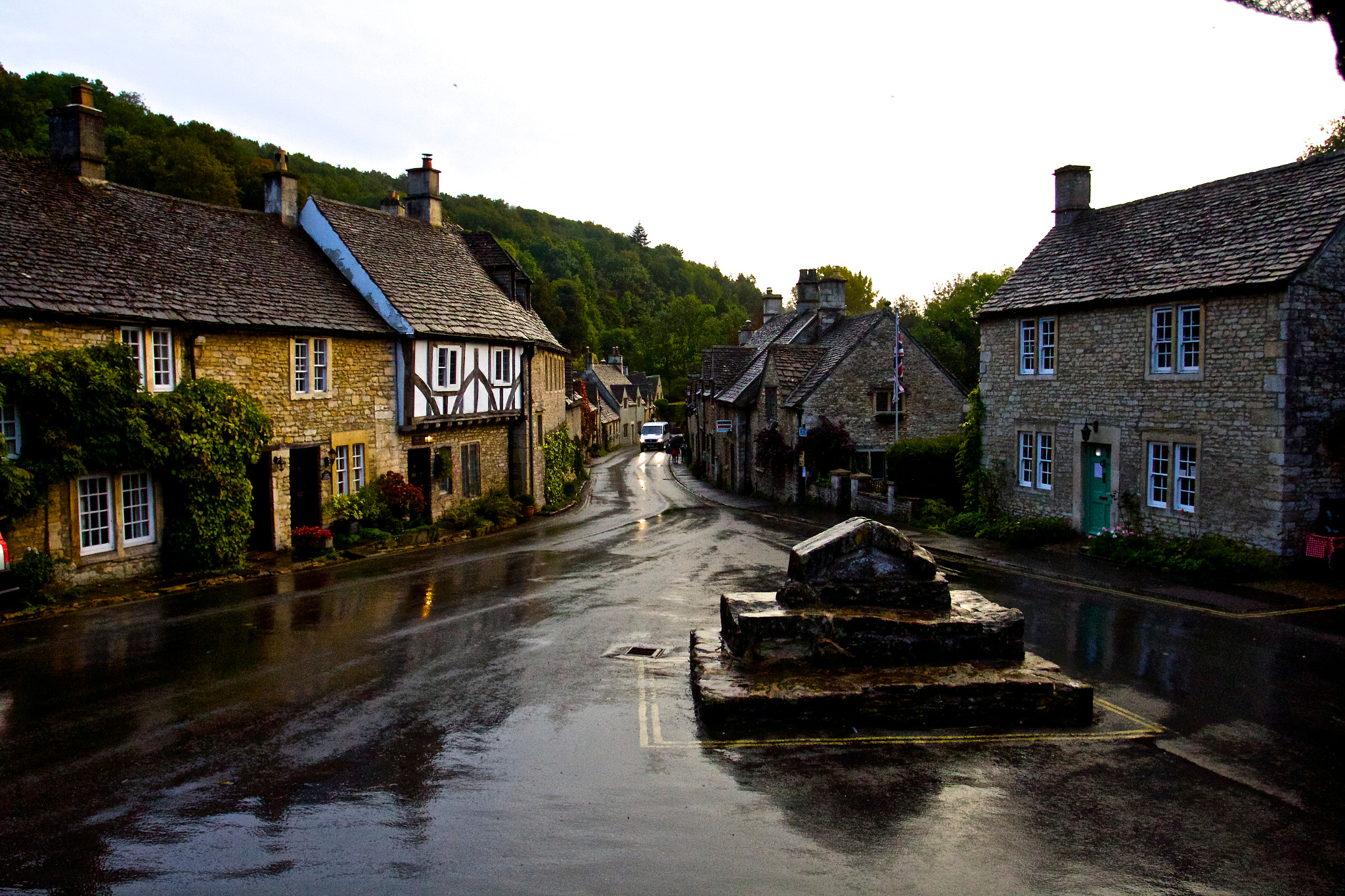 Canon EOS 700D (EOS Rebel T5i / EOS Kiss X7i) + Canon EF 17-40mm F4L USM sample photo. Empty village centre photography