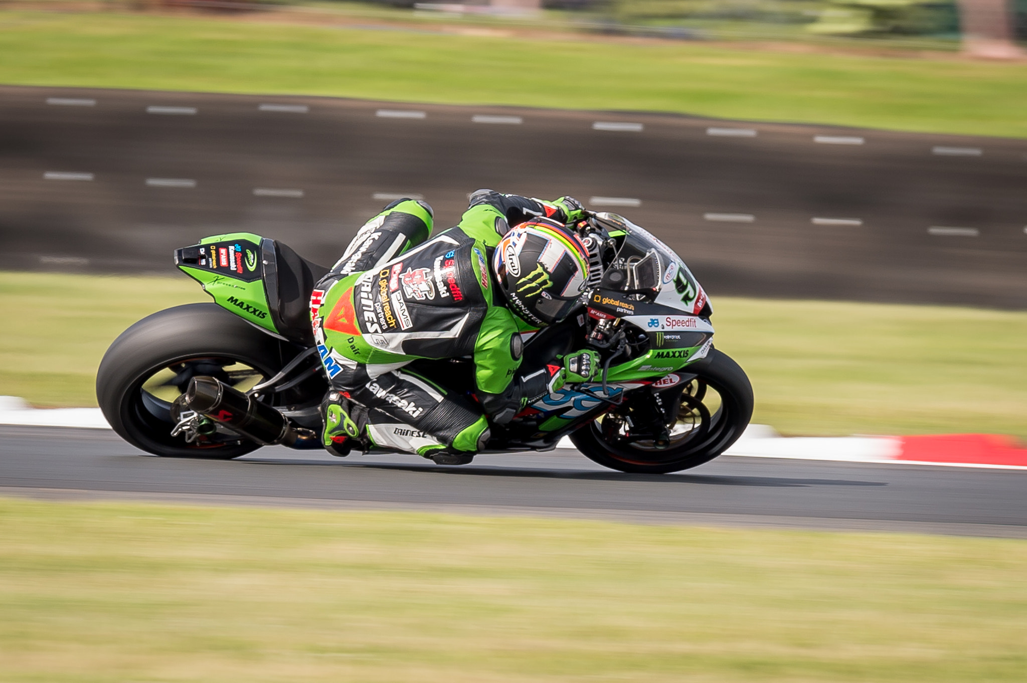 Nikon AF-S Nikkor 400mm F2.8G ED VR II sample photo. Hanging off photography
