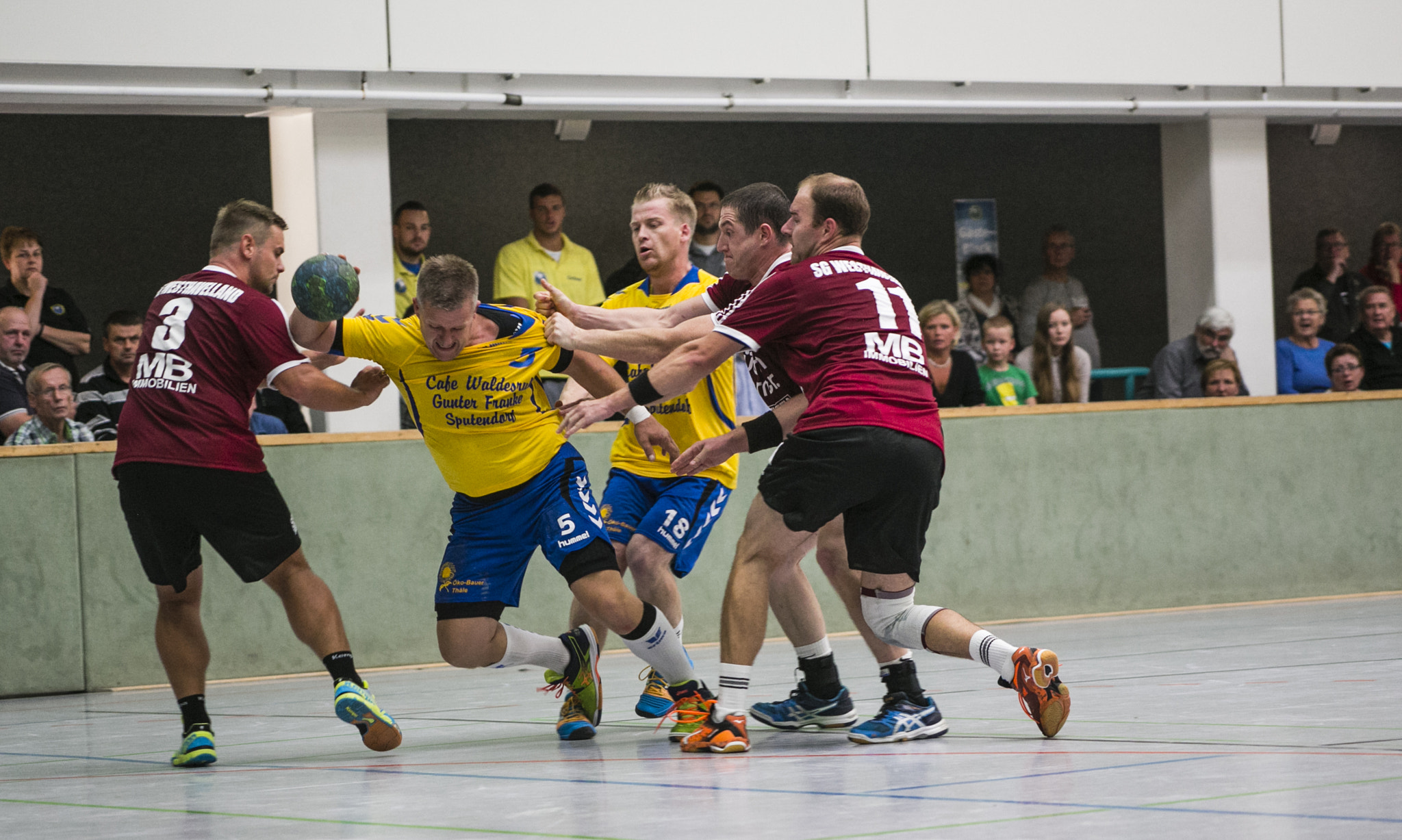 Canon EOS 6D + Canon EF 70-210mm f/3.5-4.5 USM sample photo. Handball#28 photography