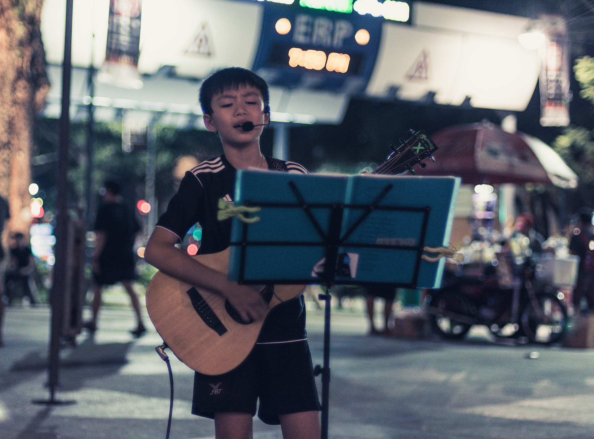 Nikon D7200 + Nikon AF Nikkor 50mm F1.4D sample photo. Street performer @ the cathay photography