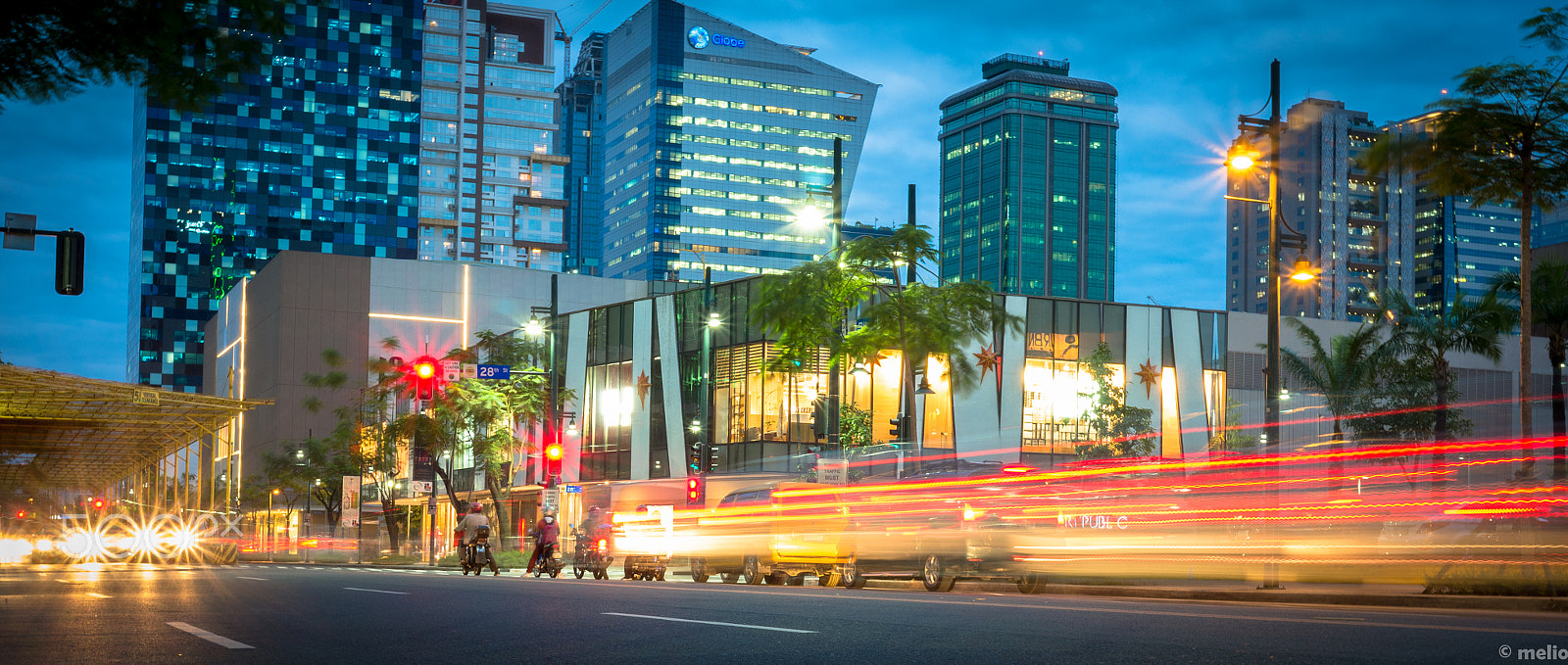 Fujifilm X-A1 + Fujifilm XF 27mm F2.8 sample photo. Light trails photography