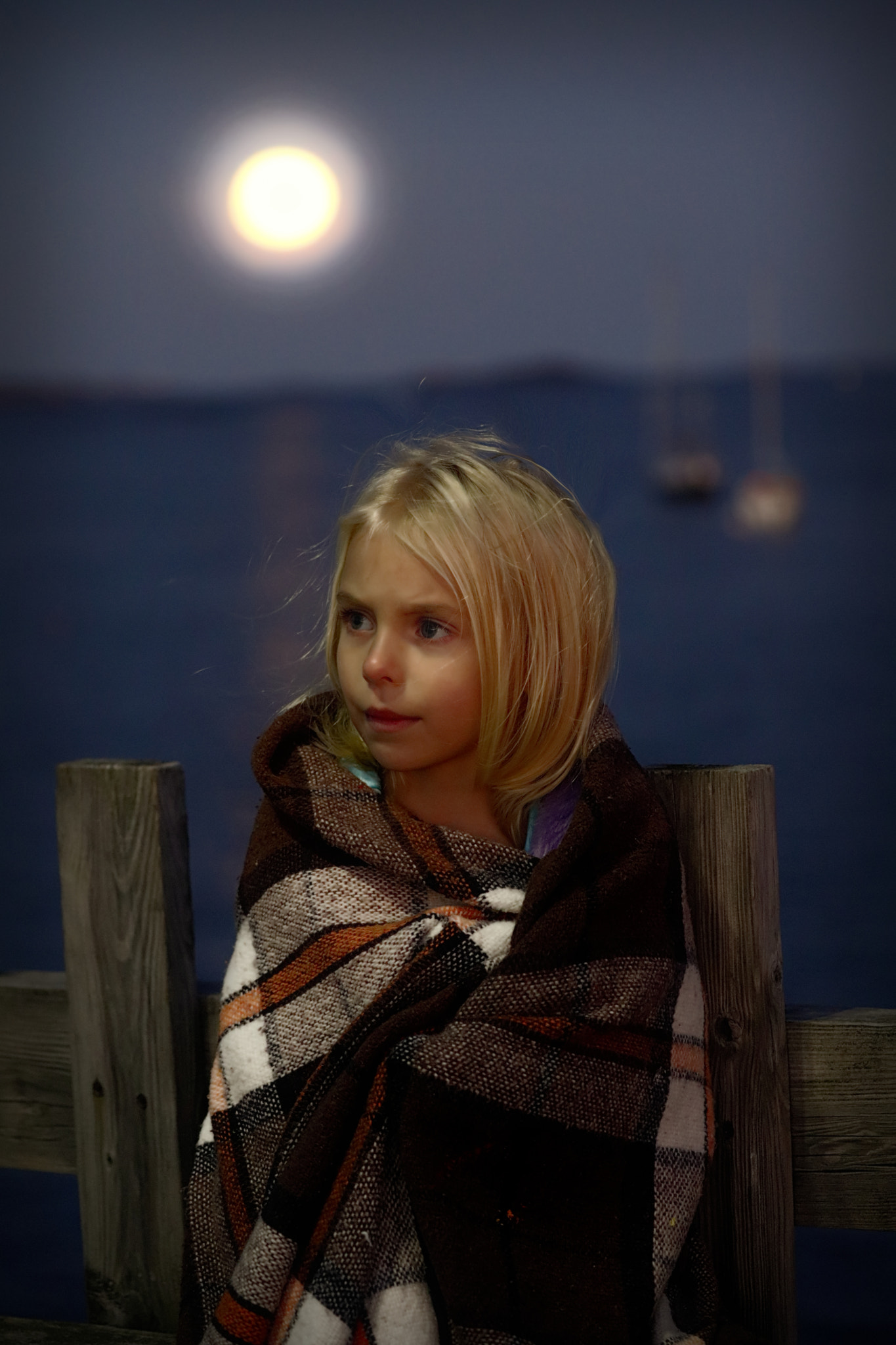 Canon EOS 5D Mark IV + Canon EF 100-400mm F4.5-5.6L IS II USM sample photo. The girl and full moon photography