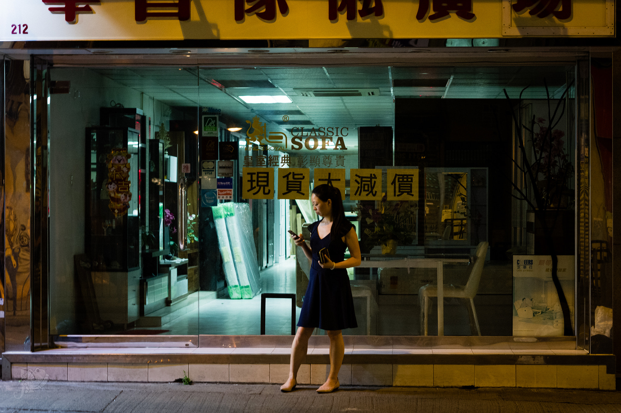 Pentax K-3 + Pentax smc DA 50mm F1.8 sample photo. Jolie jeune femme passant un appel dans les rues de hong kong photography