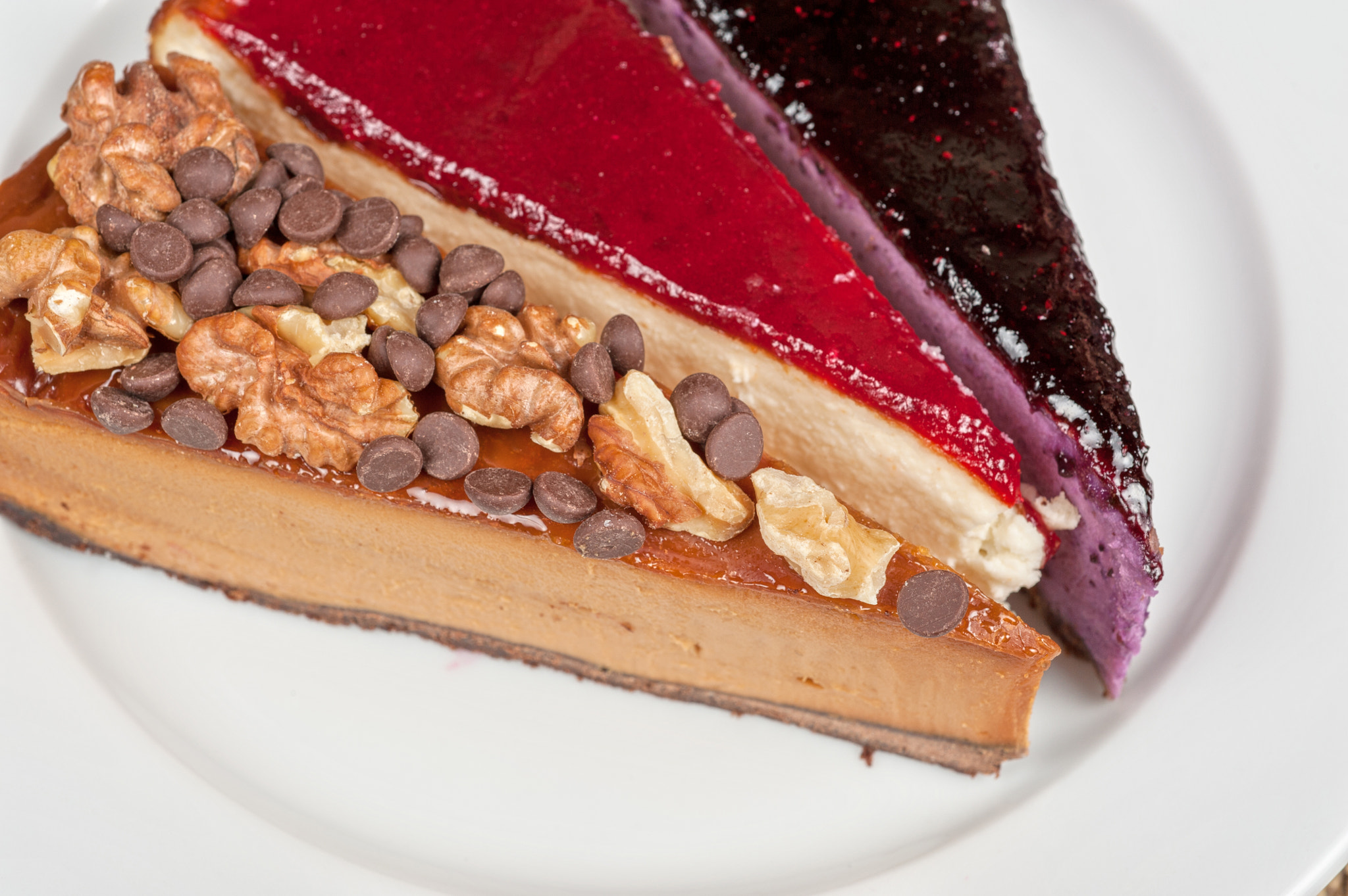 Nikon D700 + Nikon AF Micro-Nikkor 60mm F2.8D sample photo. Cheesecake with chocolate and nuts photography