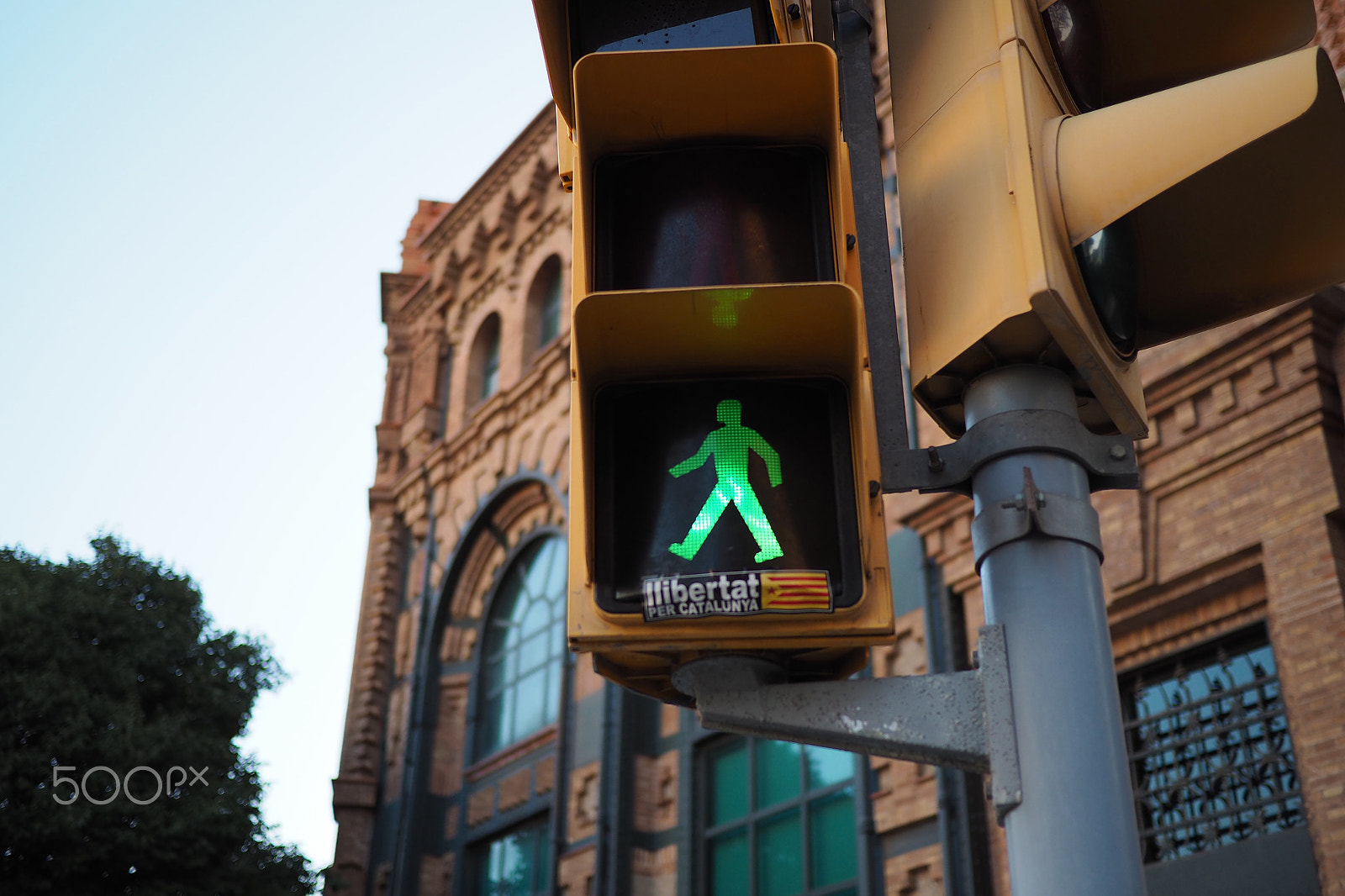 Olympus OM-D E-M10 II + Panasonic Lumix G 20mm F1.7 ASPH sample photo. Catalan street light photography