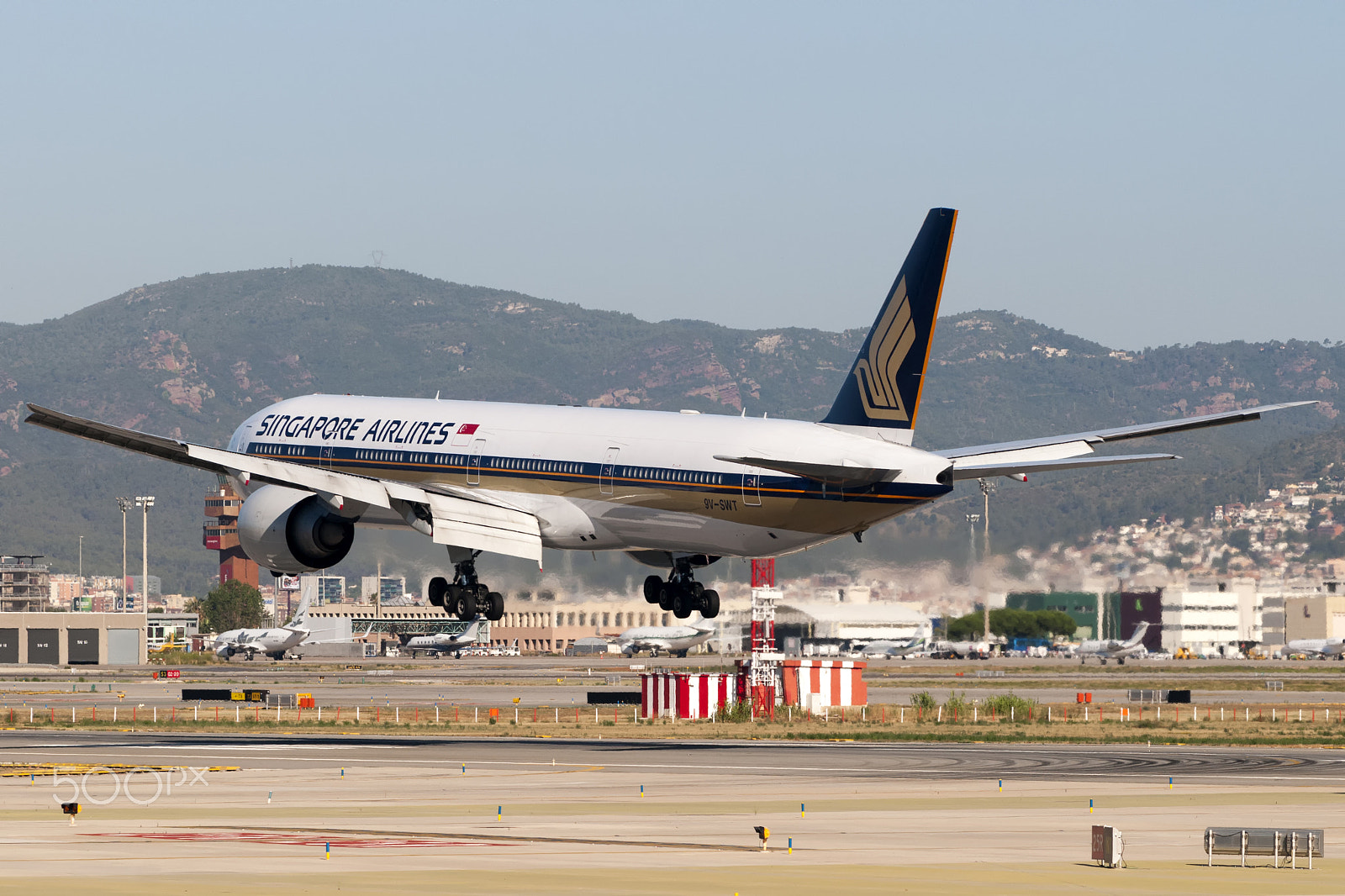 AF Zoom-Nikkor 80-200mm f/2.8 ED sample photo. Sq b777-312(er) 9v-swt photography