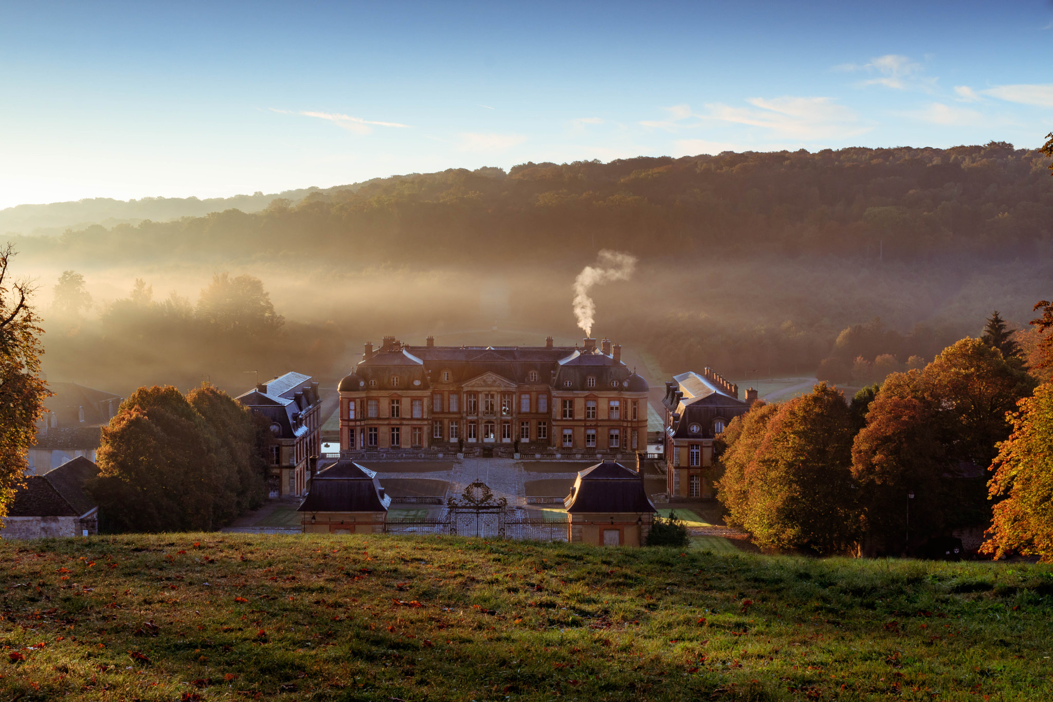 Canon EOS 80D + Canon EF 35mm F2 IS USM sample photo. Château de dampierre en yvelines dans le brouillard photography