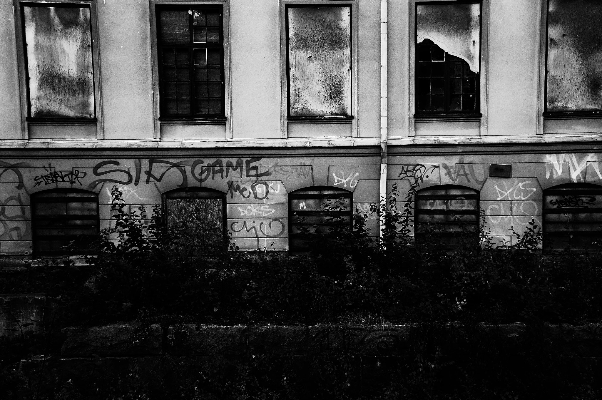 Sony E 18-55mm F3.5-5.6 OSS sample photo. Abandoned building. photography