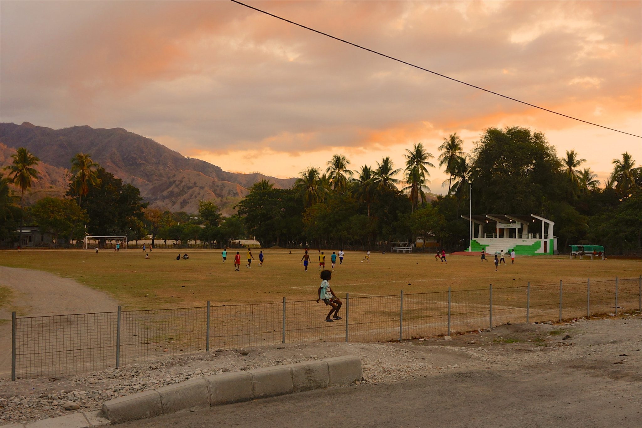 Sony Alpha NEX-3N + Sony E 18-50mm F4-5.6 sample photo. Sunset match photography