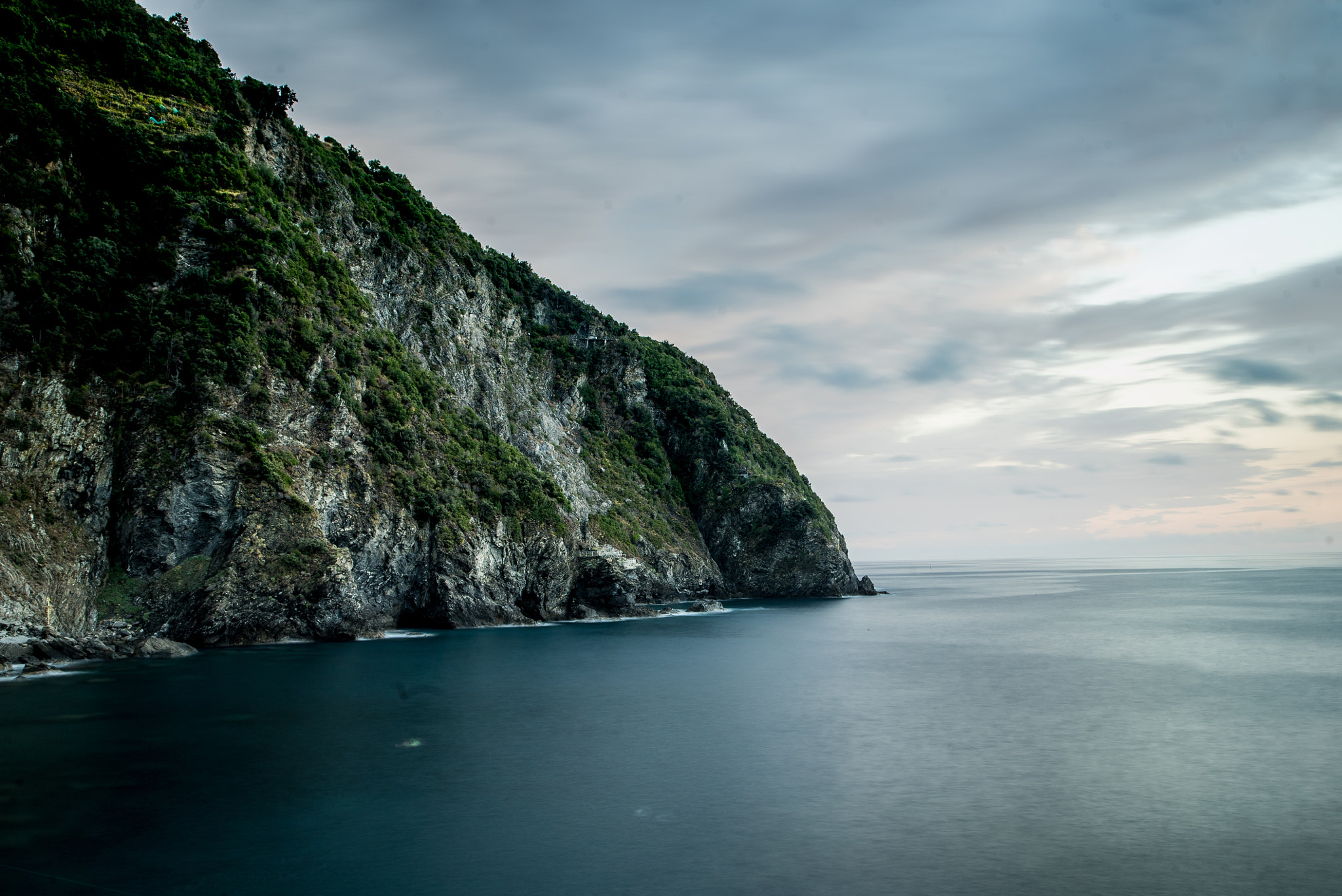 24-105mm F4 G SSM OSS sample photo. A cliff photography