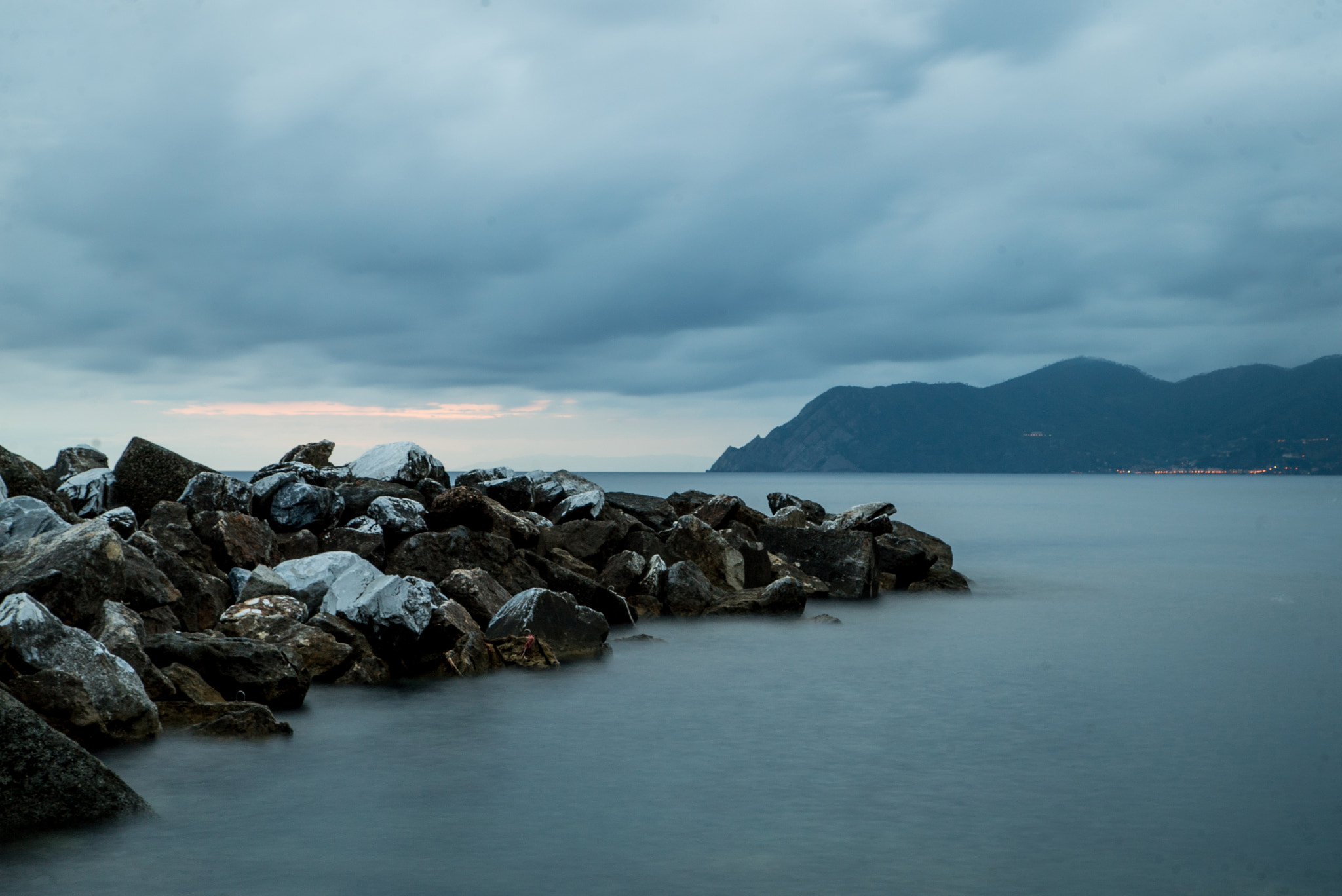 24-105mm F4 G SSM OSS sample photo. Rocky path photography