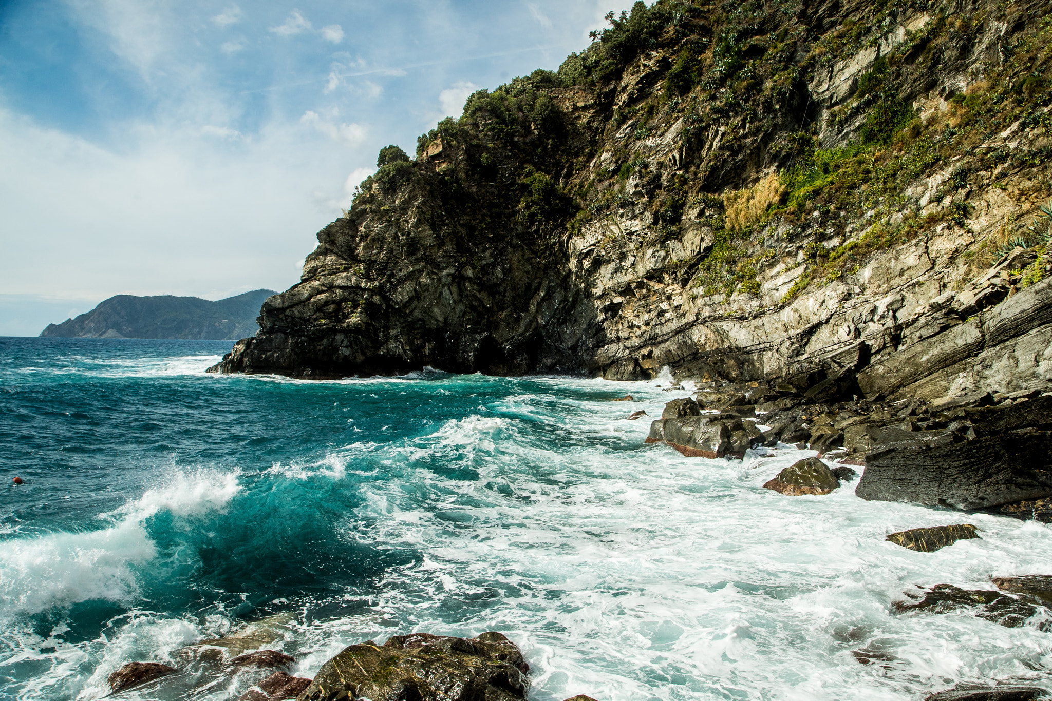 24-105mm F4 G SSM OSS sample photo. Blue crushing waves photography