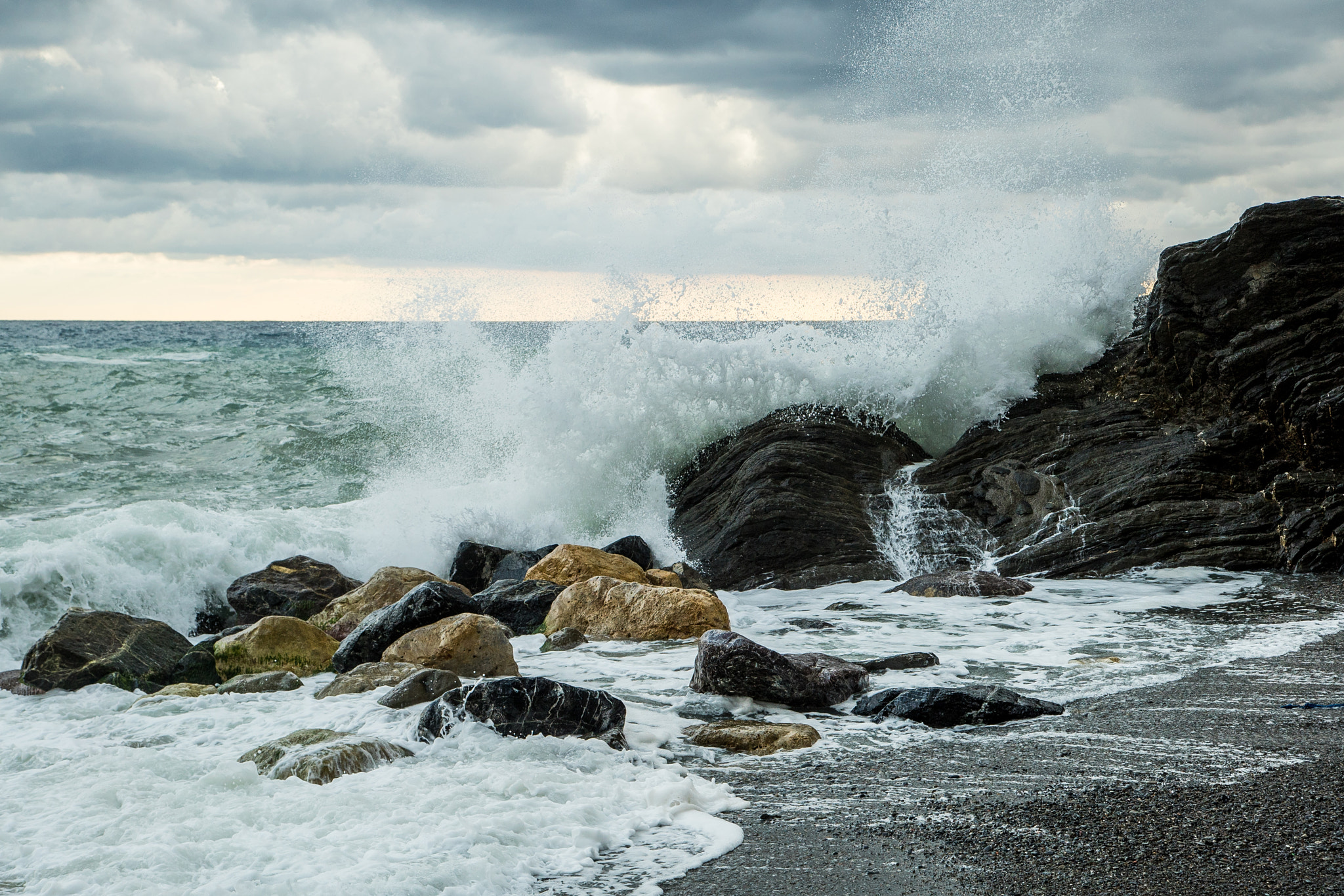 24-105mm F4 G SSM OSS sample photo. Waves crushing onto the coastline photography