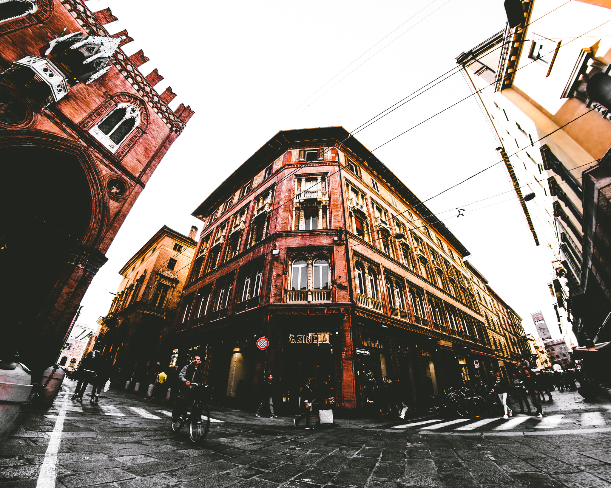 Nikon D7200 + Samyang 8mm F3.5 Aspherical IF MC Fisheye sample photo. Walk in the city photography