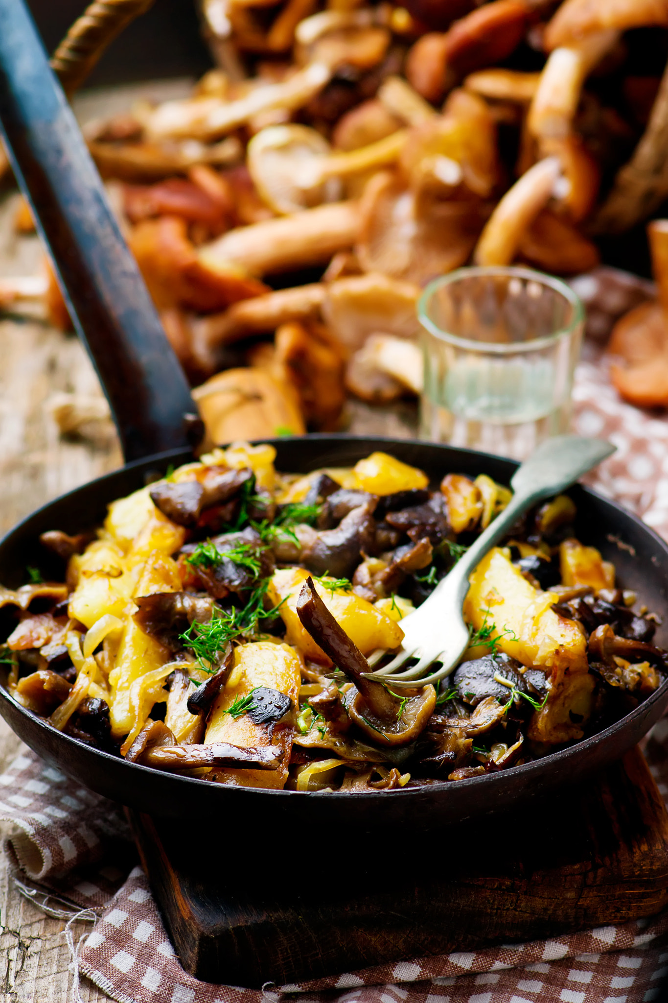 Nikon AF-S Micro-Nikkor 105mm F2.8G IF-ED VR sample photo. Fried potato with mushrooms in a vintage frying pan photography