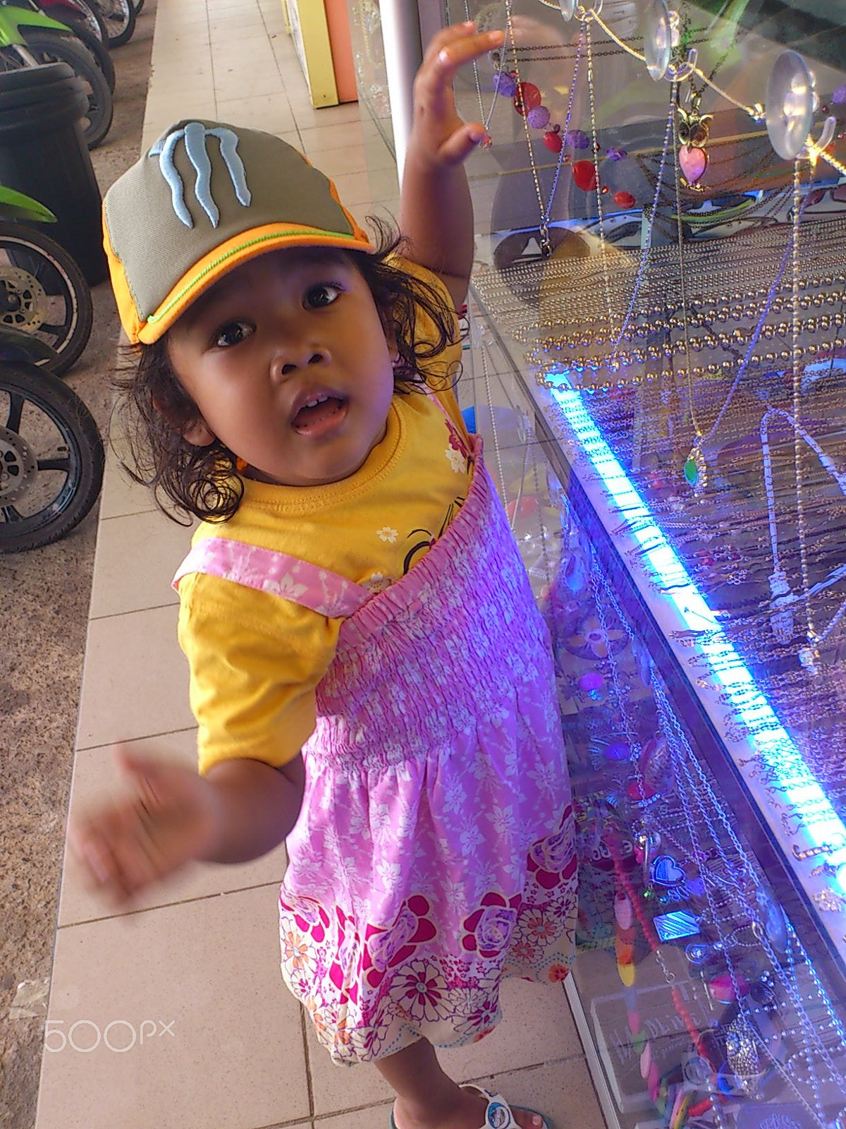 Sony Ericsson Xperia ray sample photo. Buy me a necle mom !! photography