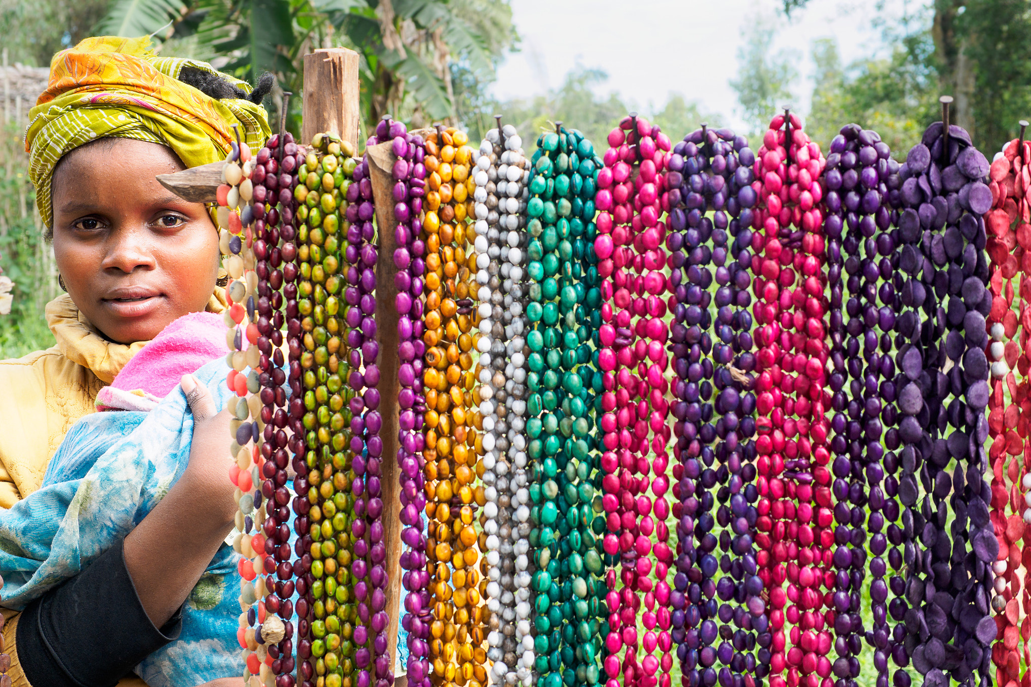 Olympus OM-D E-M5 II + Panasonic Leica DG Summilux 25mm F1.4 II ASPH sample photo. Girl selling seed necklaces photography