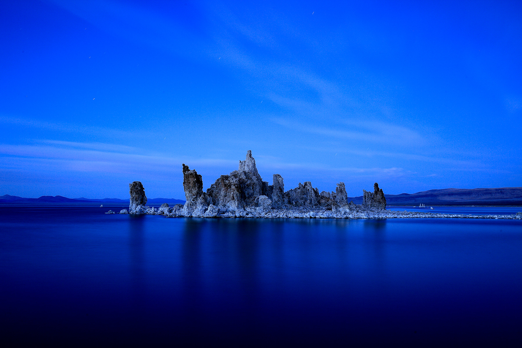 Canon EF 16-35mm F4L IS USM sample photo. Blue night photography