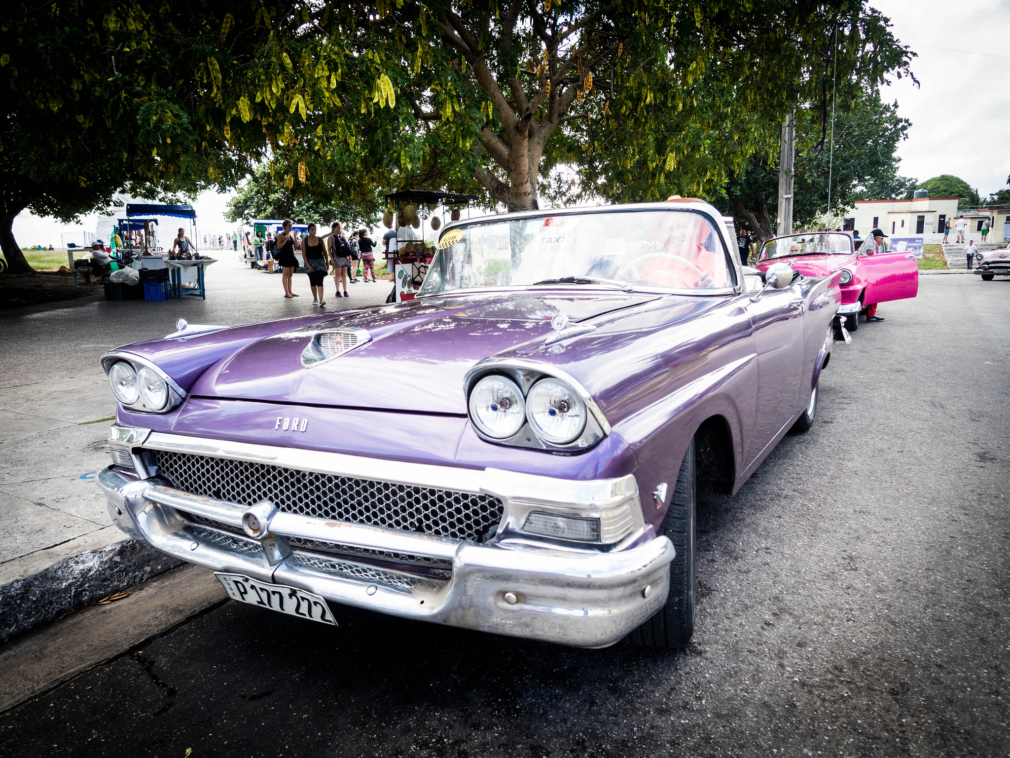 OLYMPUS M.12mm F2.0 Ltd Blk sample photo. Classic ford in havana photography