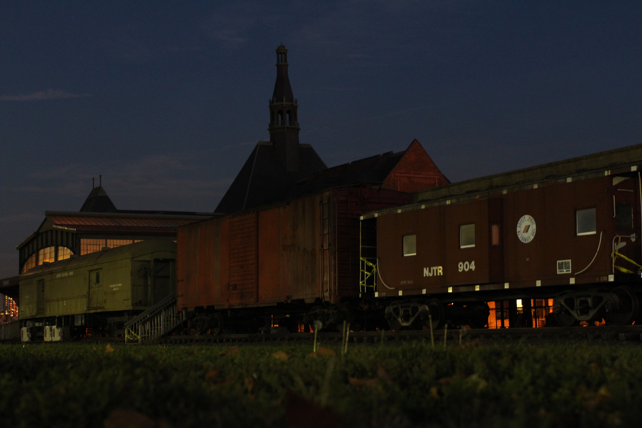 Canon EOS 700D (EOS Rebel T5i / EOS Kiss X7i) + Canon EF 40mm F2.8 STM sample photo. Train station liberty state park photography